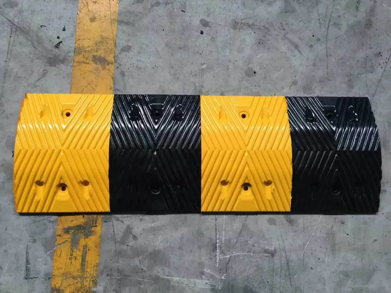 1000mm Popular Road Rubber Speed Hump Car speed Block Vehicle Speed Bump