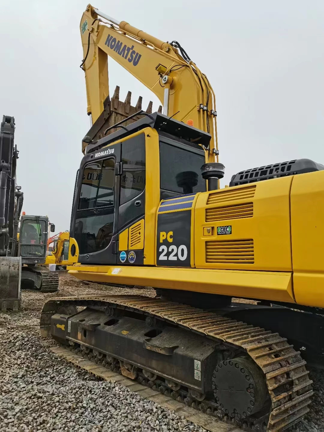 Оригинальный гусеничный экскаватор Komatsu PC220-8MO Средний