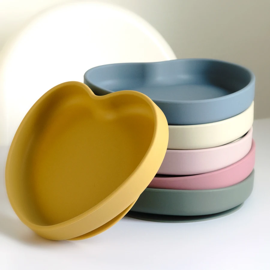Popular Food Grade Baby Durable Cute Heart Shape Soft Safety Anti Drop Silicone Suction Plate Feeding Tableware For Newborn