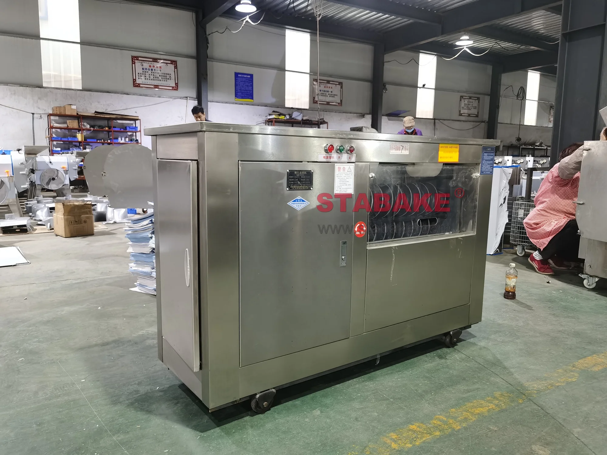 Хлебобулочных используется автоматическая машина для деления и округления теста балетное