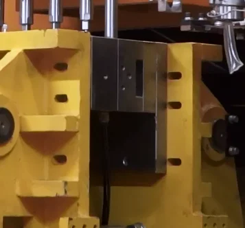 HDPE Slim Moulding Vertical Injection And Blowing Blow Molding Bottle Making Machine For Jerrycan Plastic Container Canister