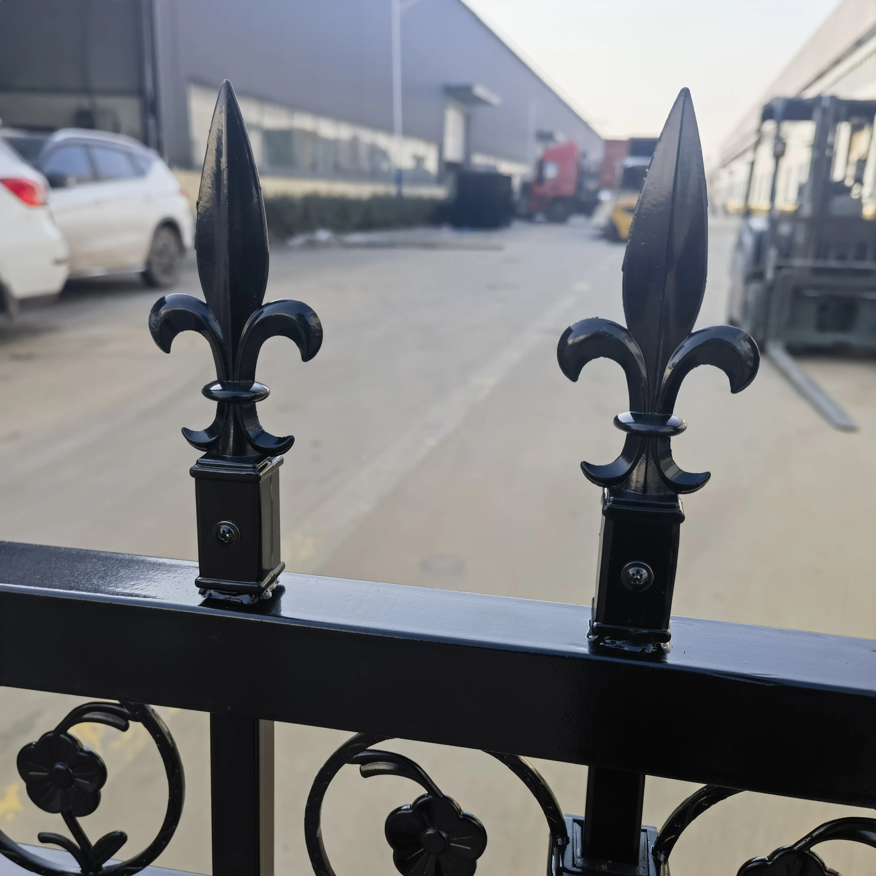 Decorative Flower and Diamond top adjustable hot dipped galvanized with Powder coated garden fence for coutryard