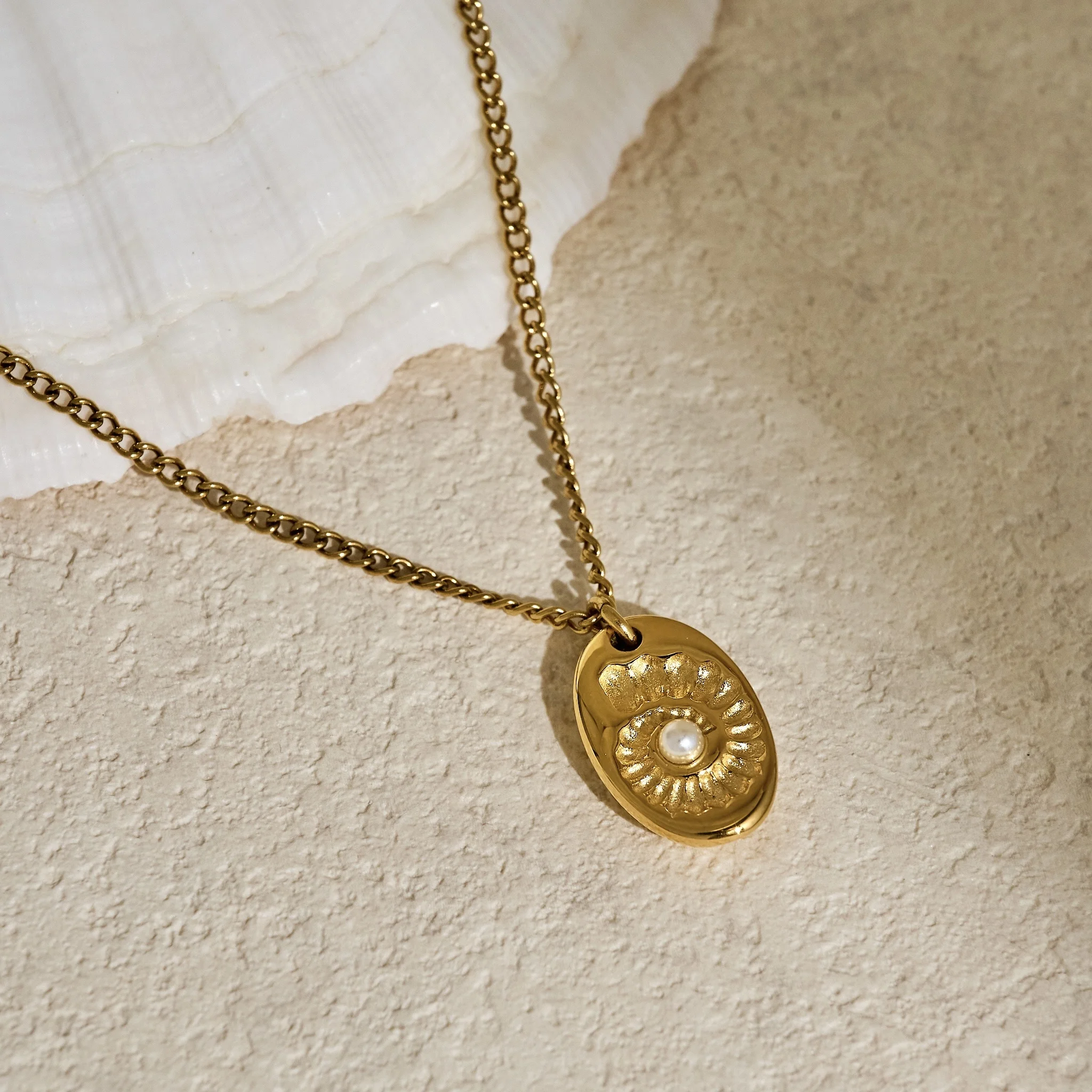 2024 Dazan New 18k Gold Plated Tarnish Free Stainless Steel Vintage Conch Natural Pearl Oval Pendant Cuban Necklace For Women