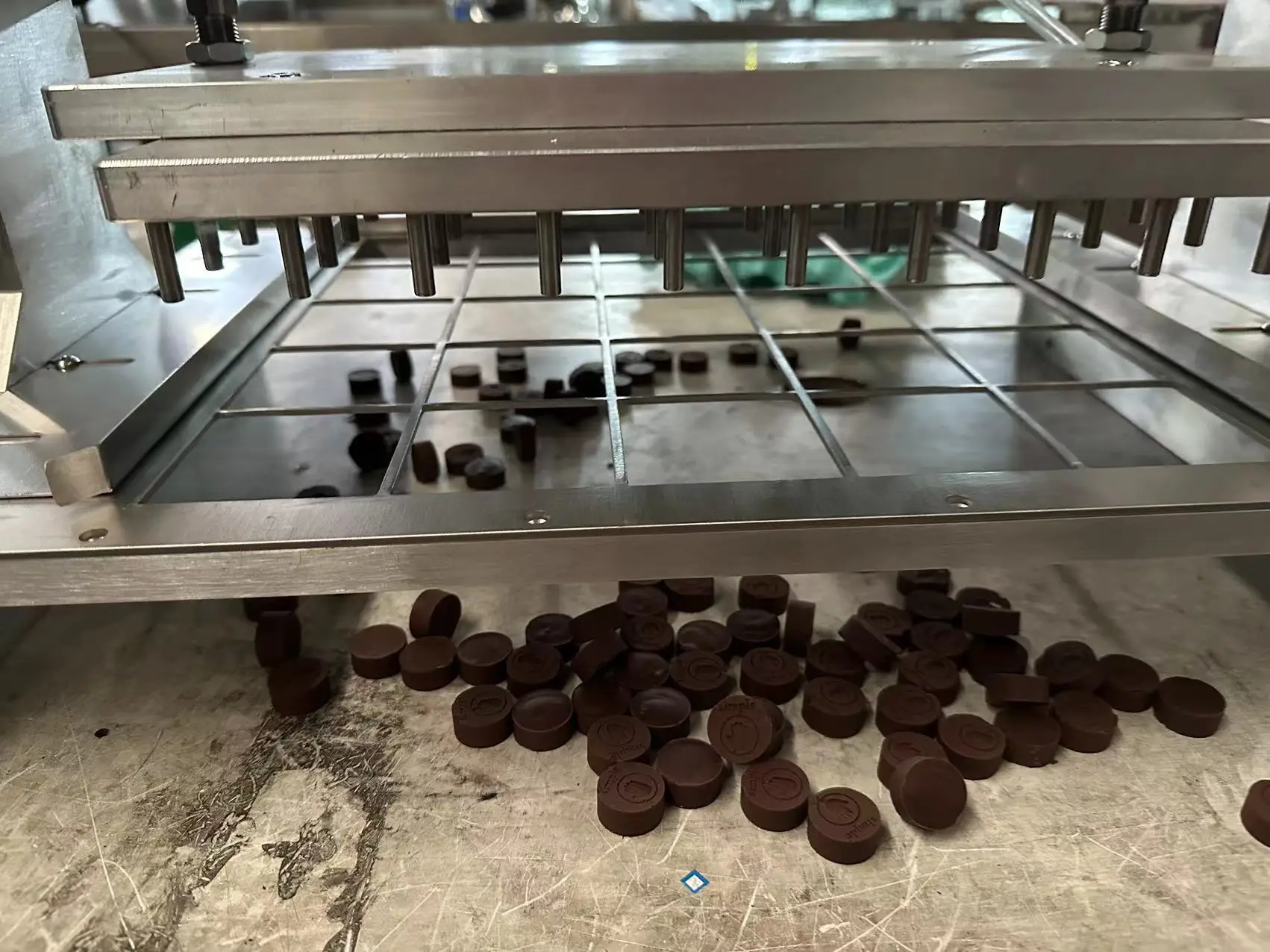 Mini chocolate  molding making machine table-top chocolate demoulder silicone demoulder