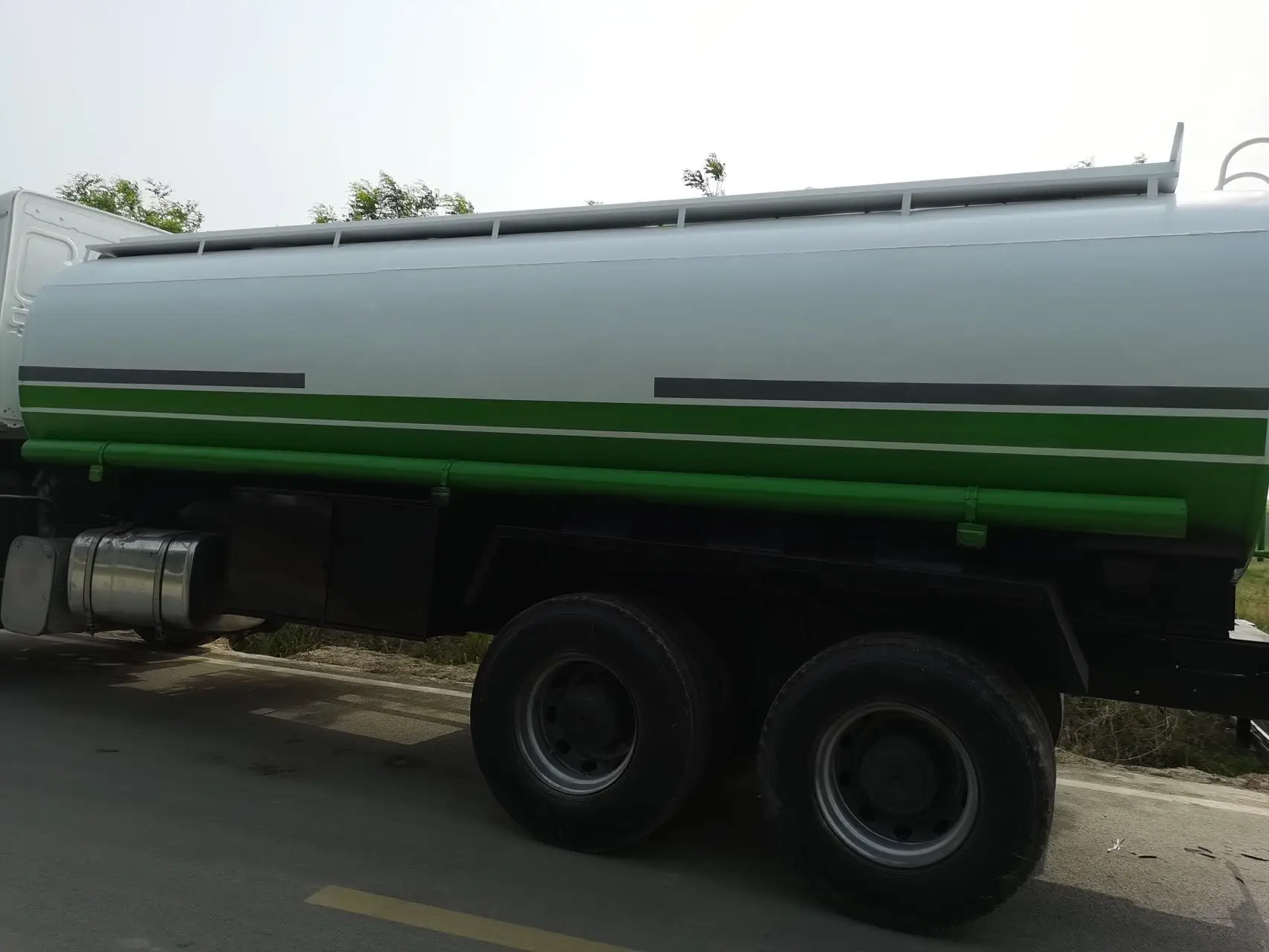 good price Cheap Sinotruck Howo 6x4 10Wheels 25000 Liter Used Water Tank Truck to Dar es Salaam