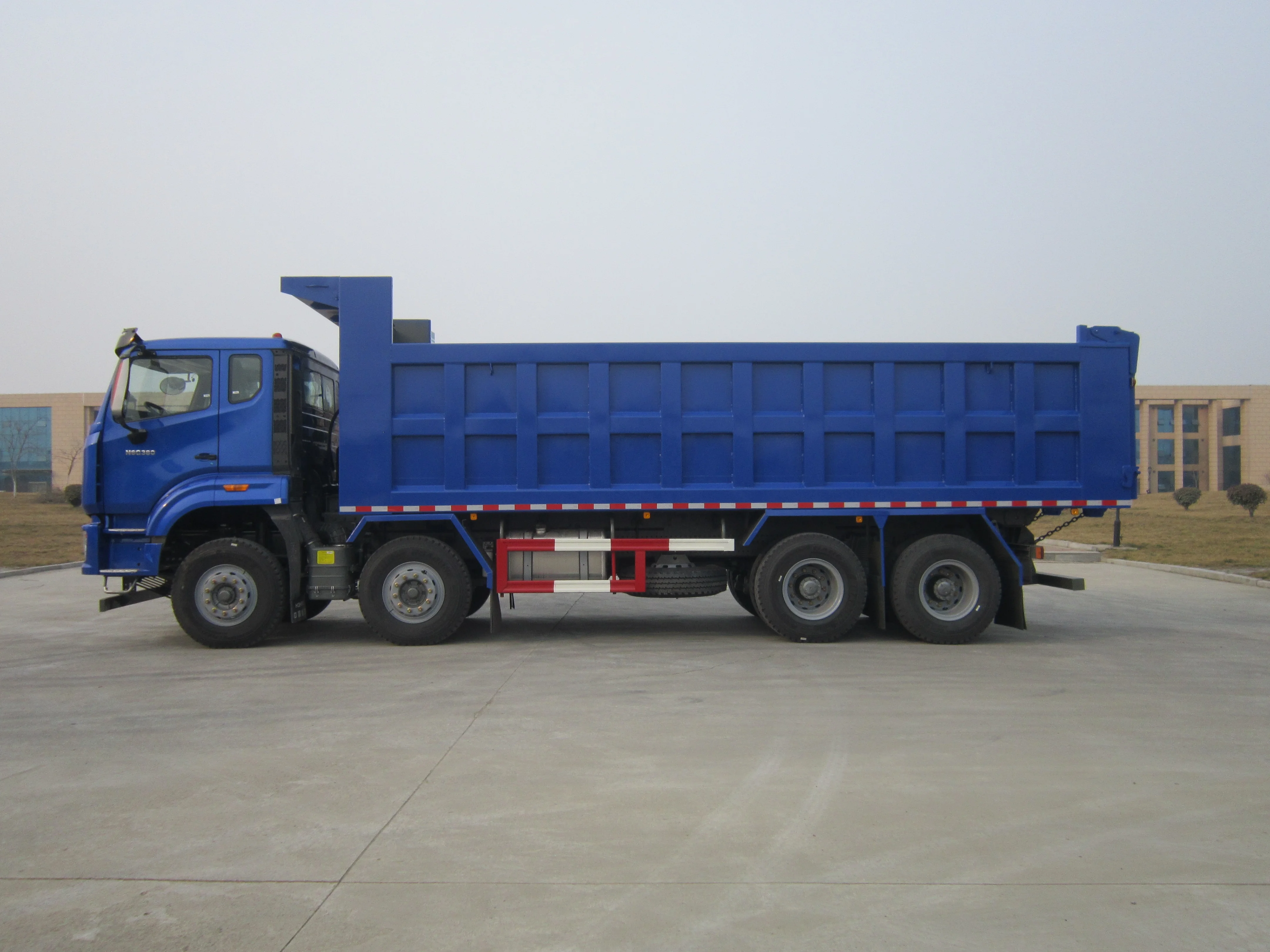 SINOTRUK HOHAN 8X4 tipper truck 40 tons dump truck price