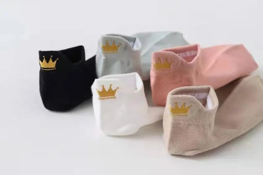 Spring and summer cotton boat socks female shallow mouth solid color heel embroidered crown Japanese invisible cotton socks