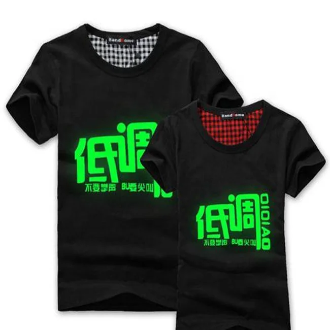 Главный герой делает узоры одежды светящимися ночью-светящаяся пудра, более яркая в толпе