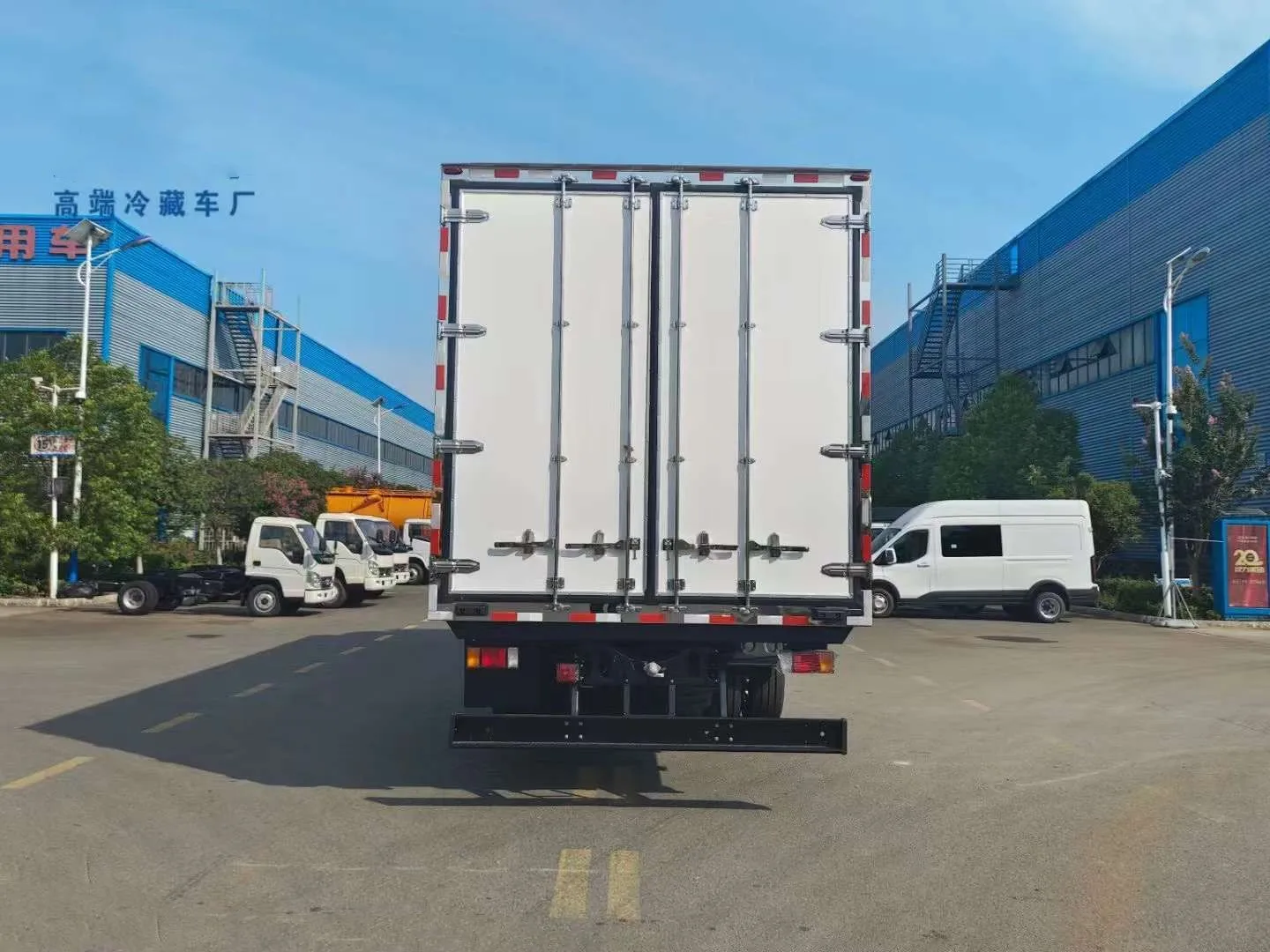 205hp Japan ISUZU Eu 6 Engine Fiberglass Color Plate Refrigerated Cargo Van Truck with Thermo King Refrigerating Unit
