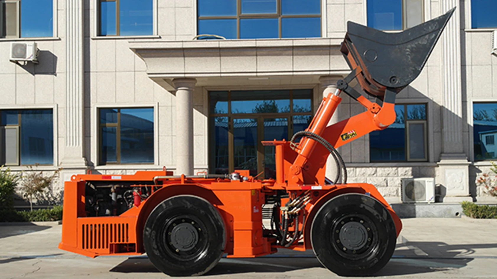L-4 Scooptrams with 4 ton payload lhd underground mining loader