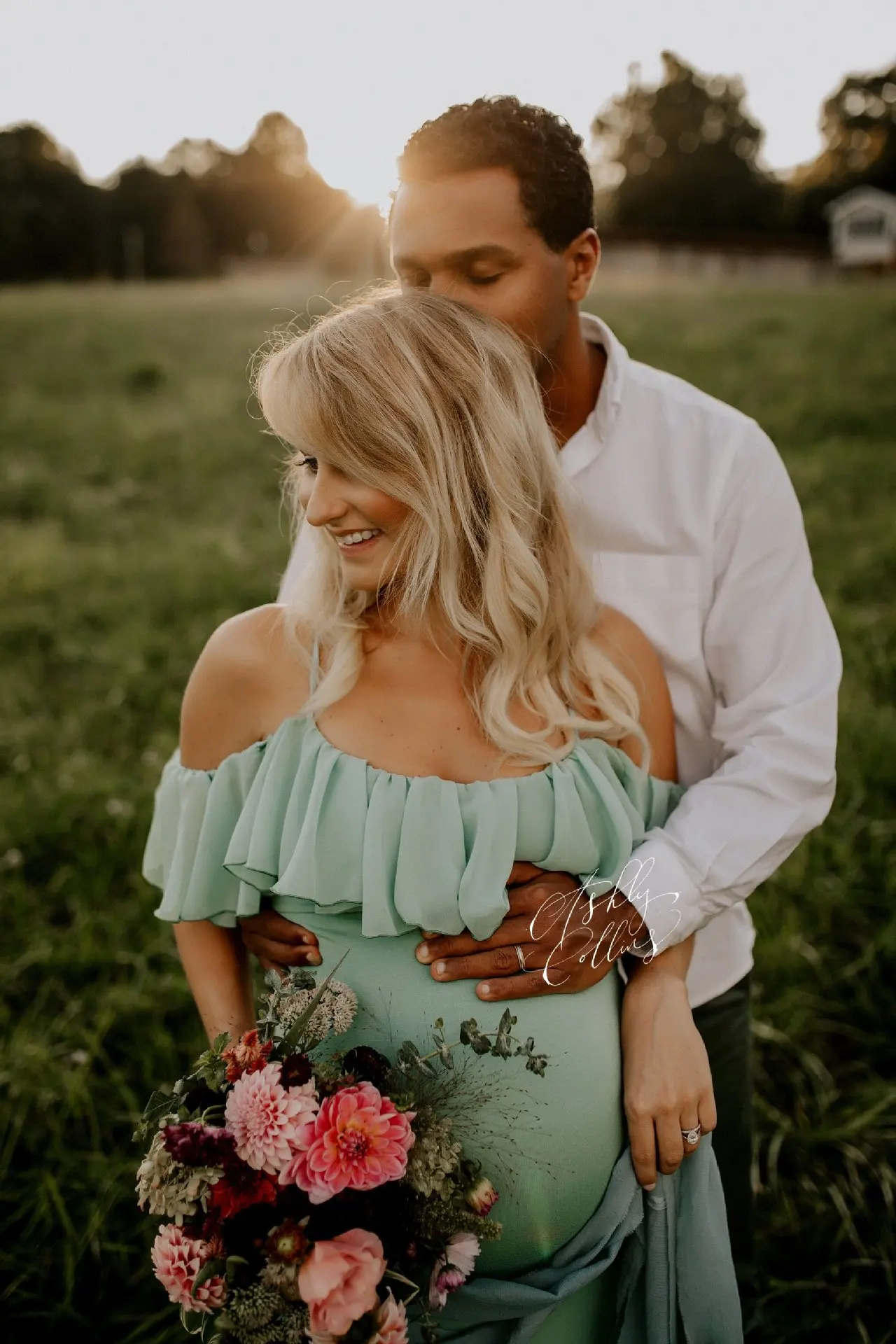 Шифоновое свадебное платье для беременных с оборками и открытыми плечами на тонких бретельках