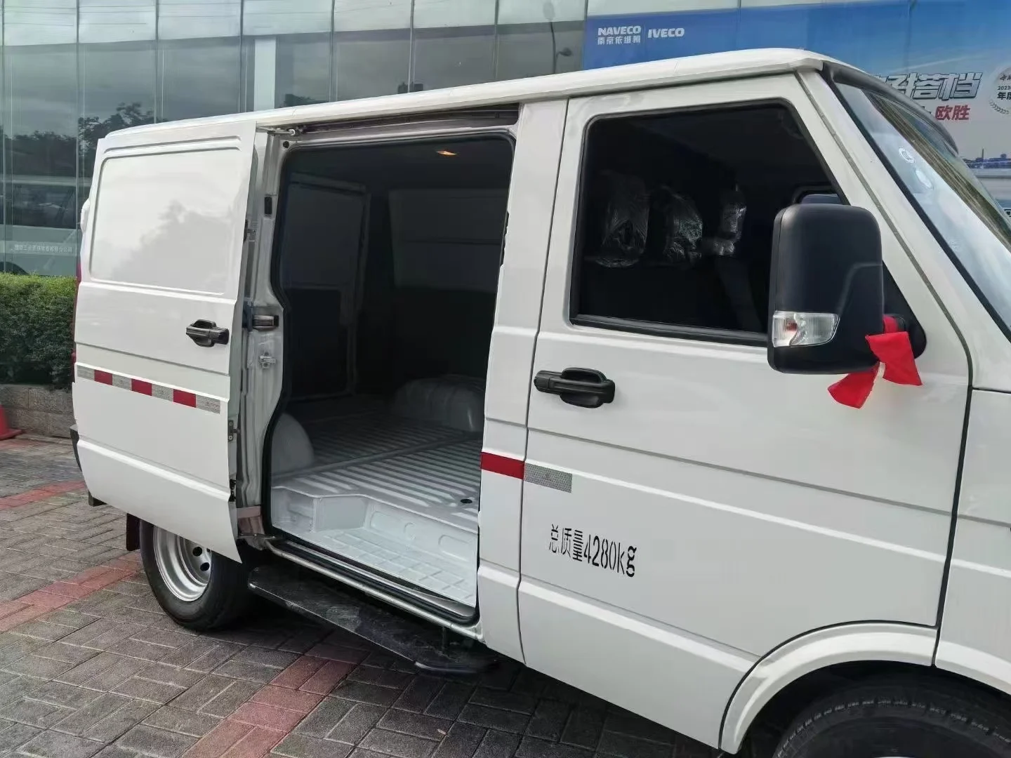 Naveco V35 New Popular Large Space Diesel Engine Classic Trucks Durable with High Quality Stability
