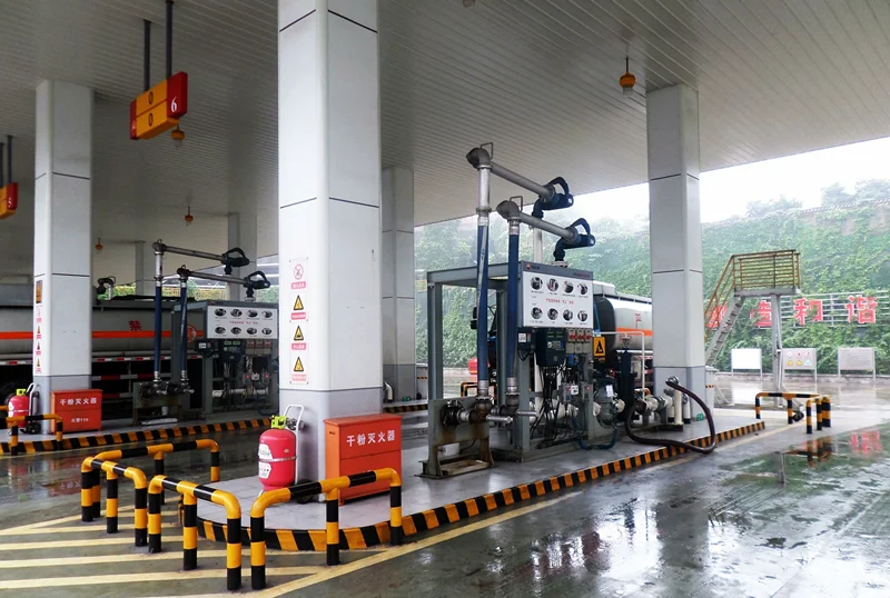 Experienced and highly-skilled  elevated insulated vessel skid mounted with pipeline loading arm folding stair