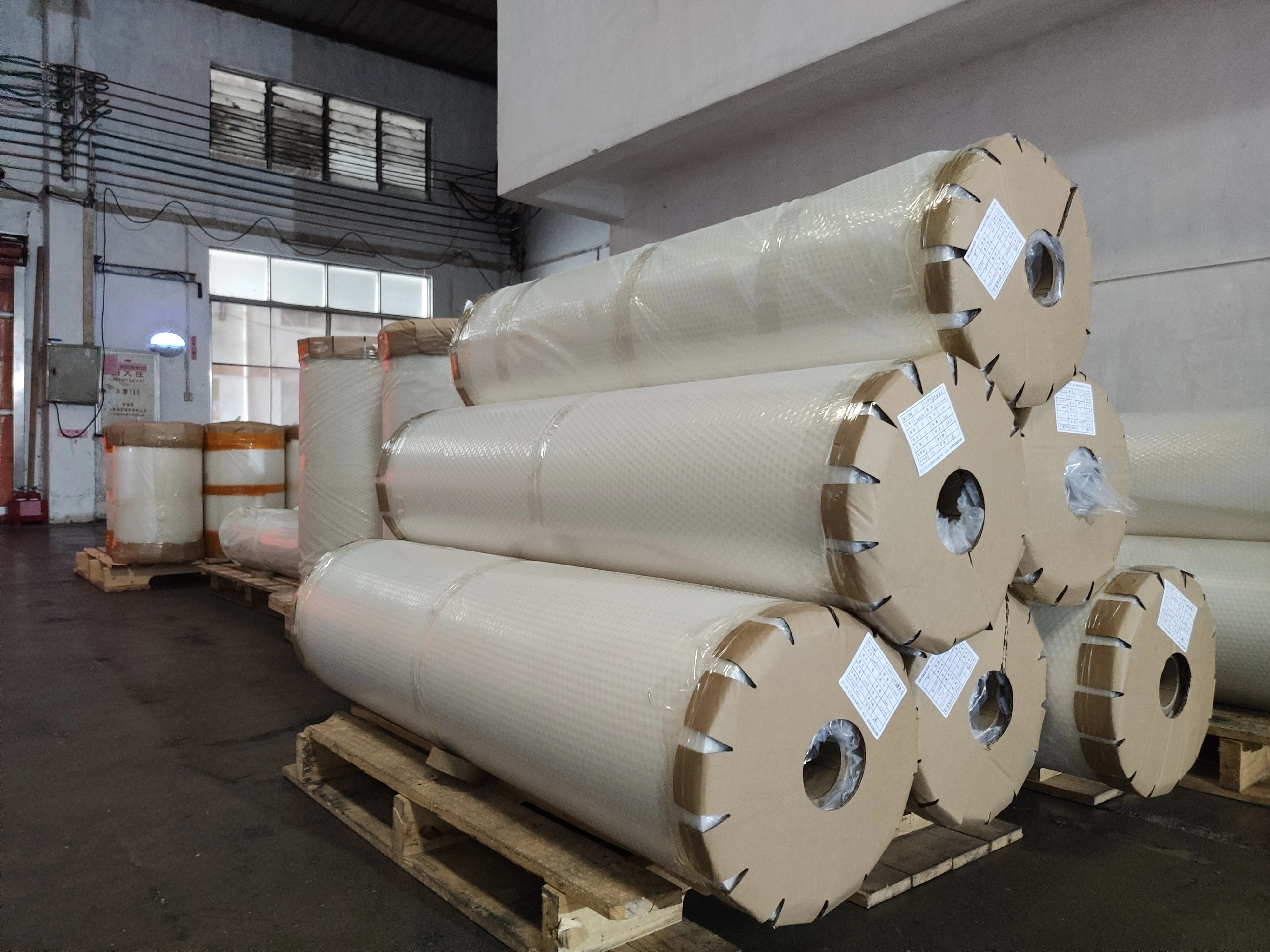 
OEM plastic wrapping film PE three layers co-extrucsion film plastic film rolls for protective or food packaging 