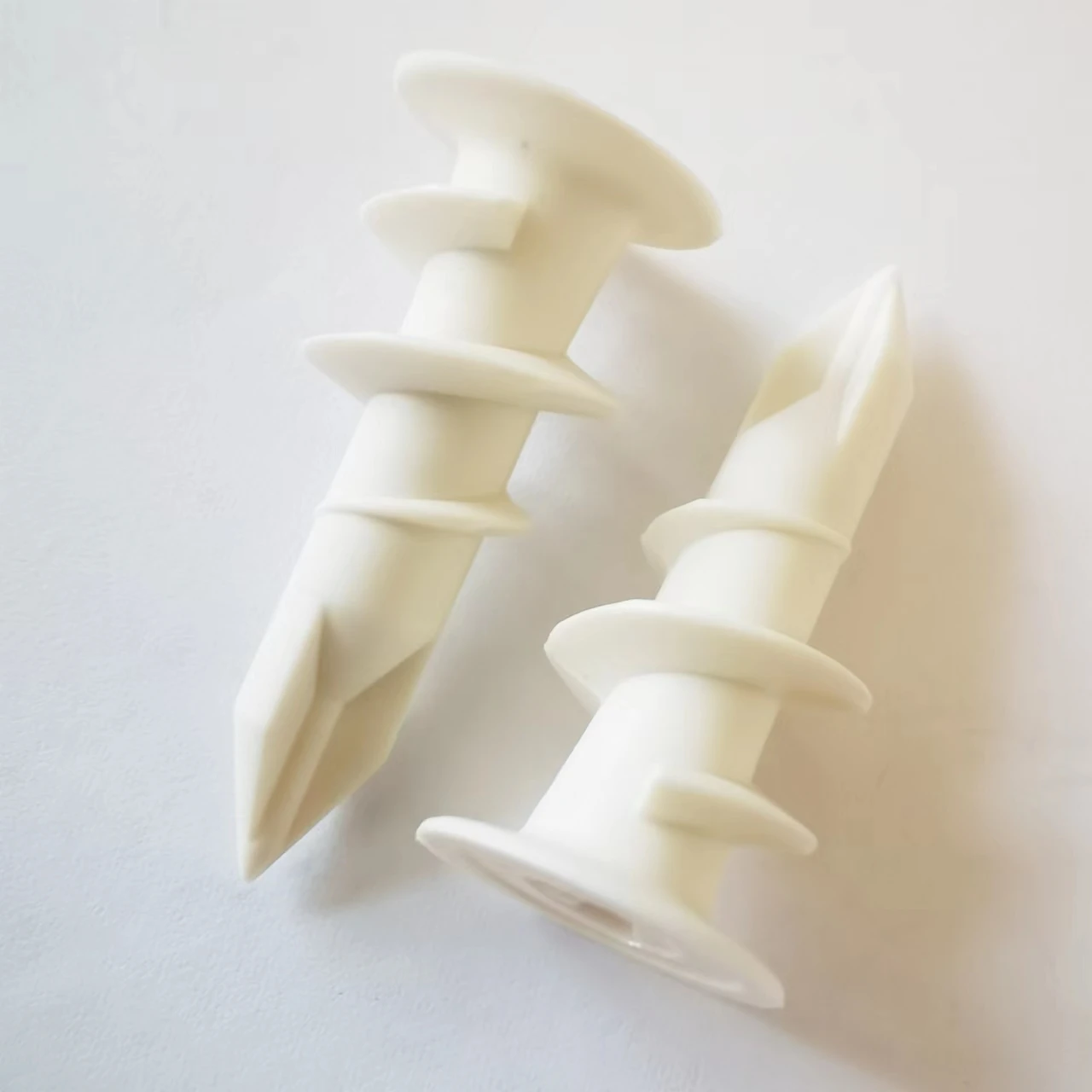 Конкурентоспособная цена 14X32 пластиковый простой якорь самосверляющийся нейлоновый гипсокартон