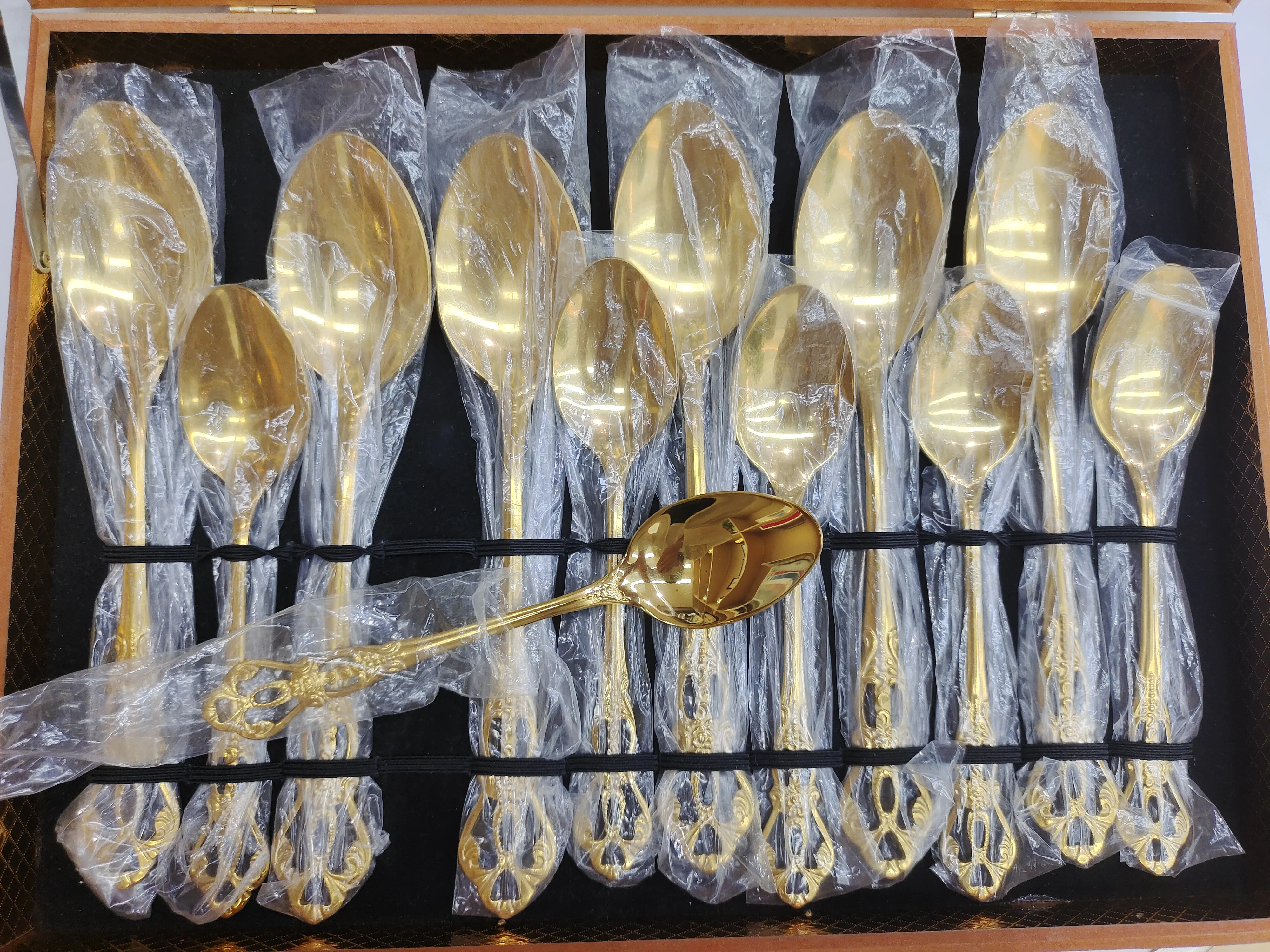 Luxury cutlery set Royal stainless steel 304specifically designed for restaurants hotels, and stainless steel cutlery set