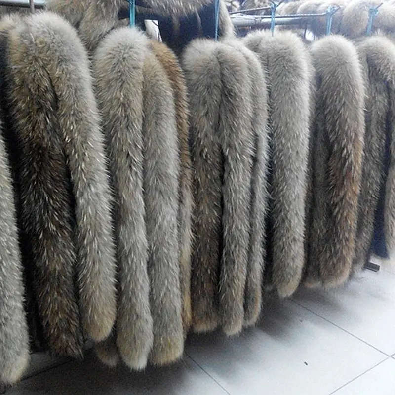 Женская пуховая куртка с воротником из натурального меха енота