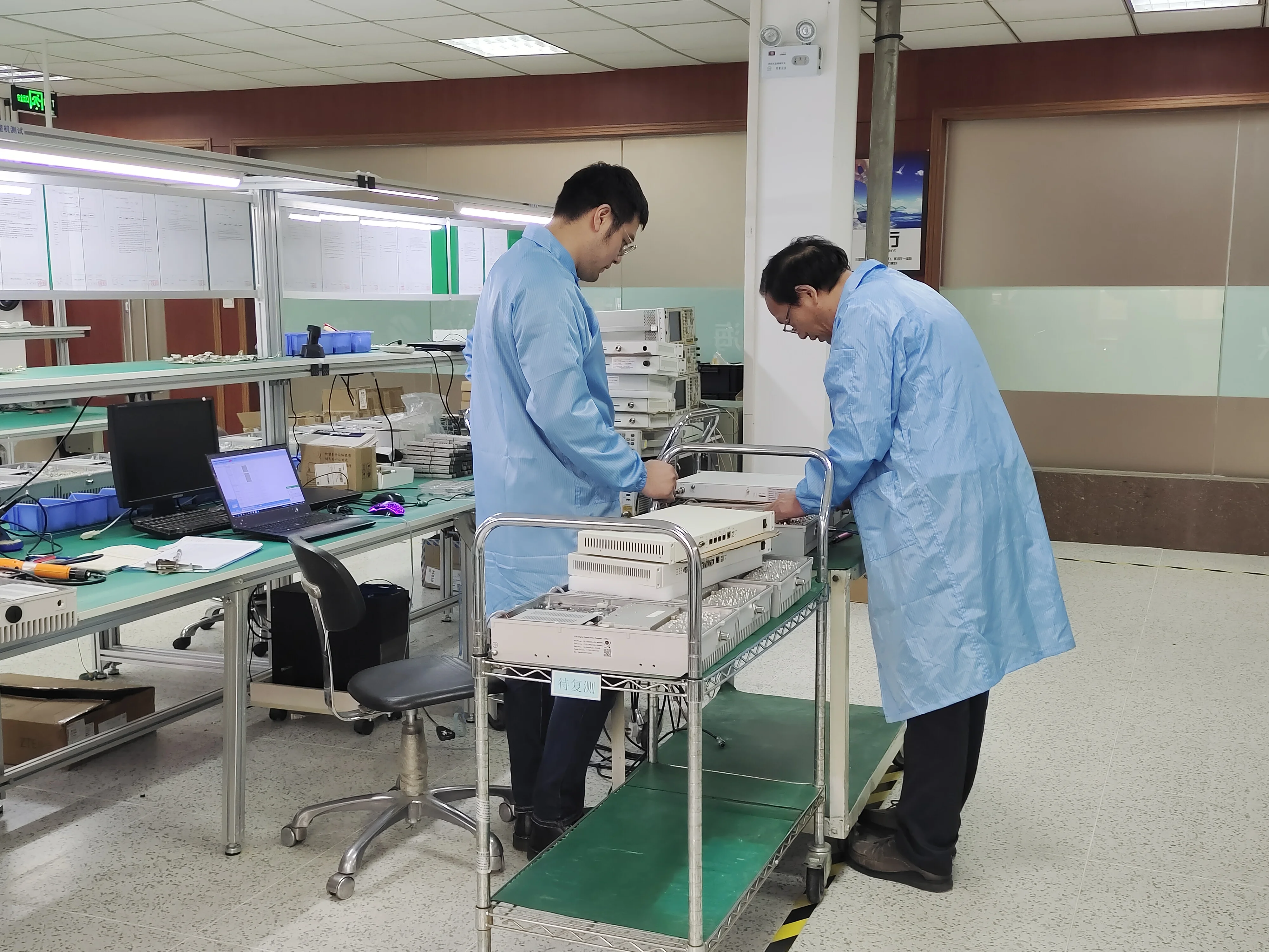 RF 700MHz 800MHz 900MHz 2I in 1Out Duplexer Combiner LTE Diplexer 2 Way Combiner With DIN N 4310 Connector