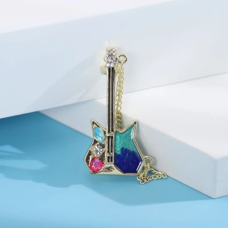 New Fashion Creative Chain Guitar Brooch Musical Instrument Badge Exquisite Men Suit Lapel Pin Women Wedding Jewelry Accessories