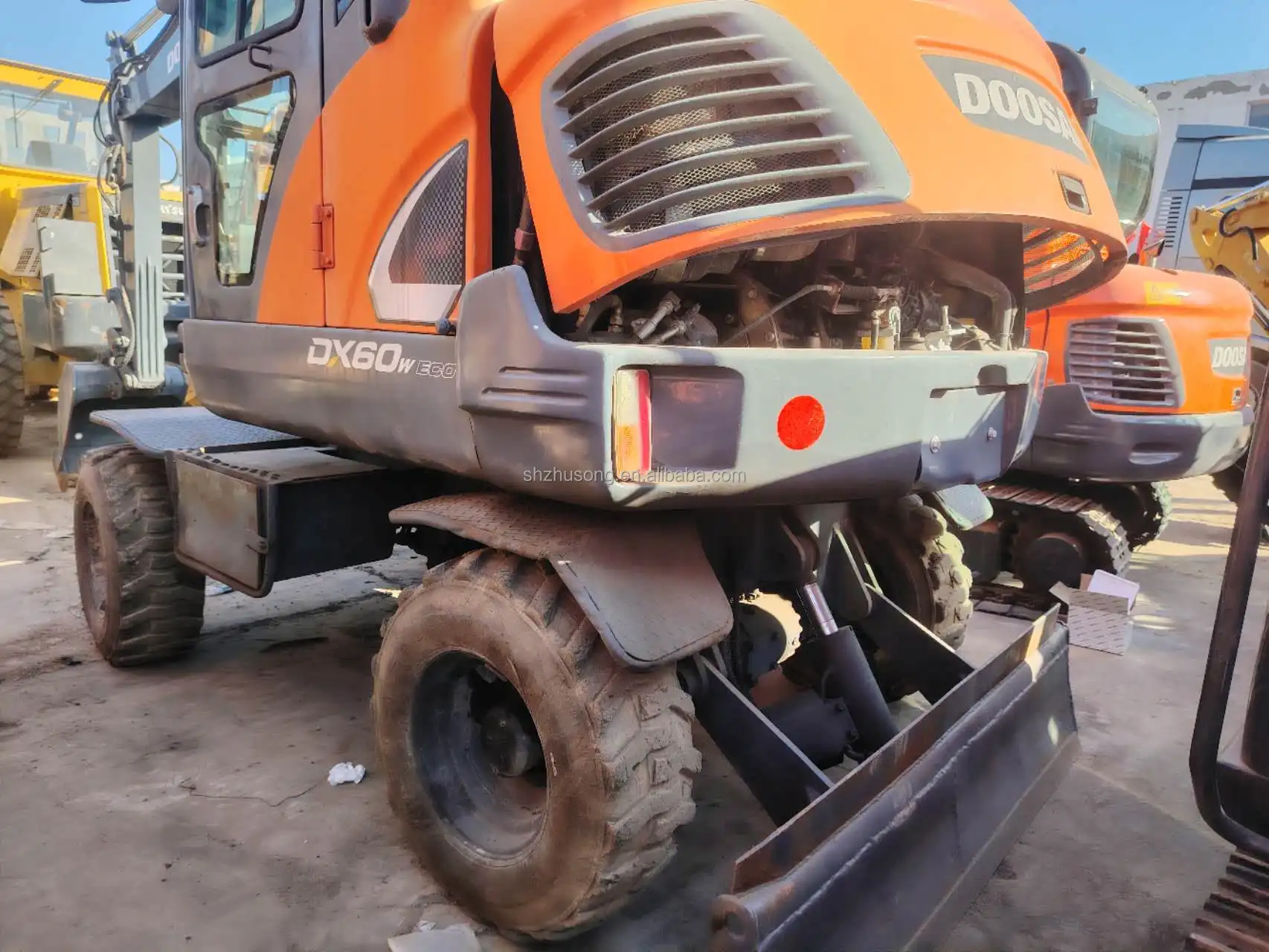 High quality used Doosan DX60 wheeled excavator in good condition, 6-ton mini 6t excavator factory direct sales