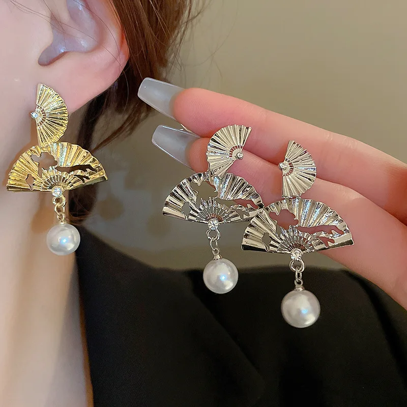 DAIHE 2024 New Unique Design Chinese Style Fan Studded Pearl Pendant Earrings For Women