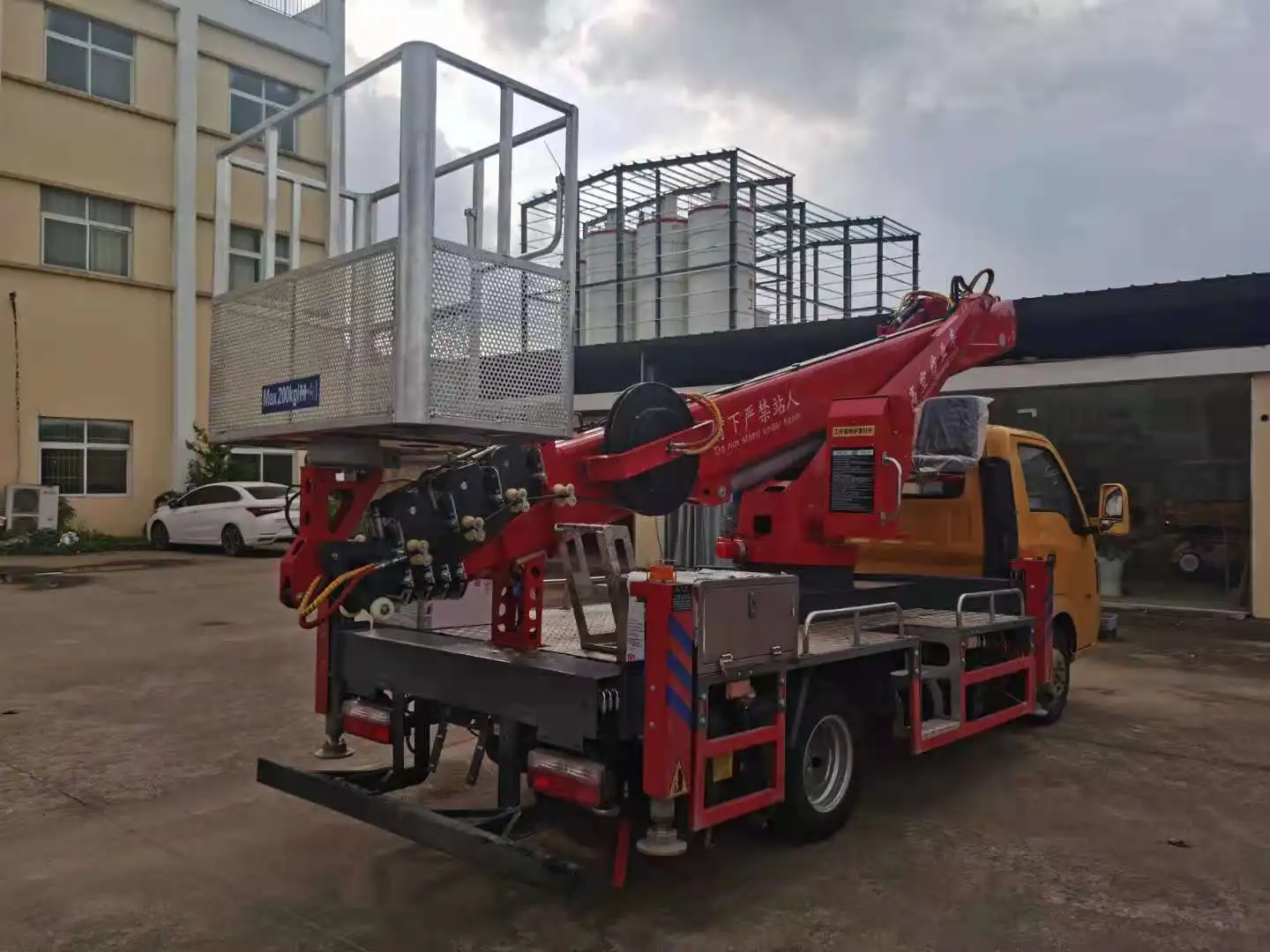 China Famous Brand Aerial Work Vehicle Device Over-head Working Truck for Sale Folding boom aerial operating vehicle