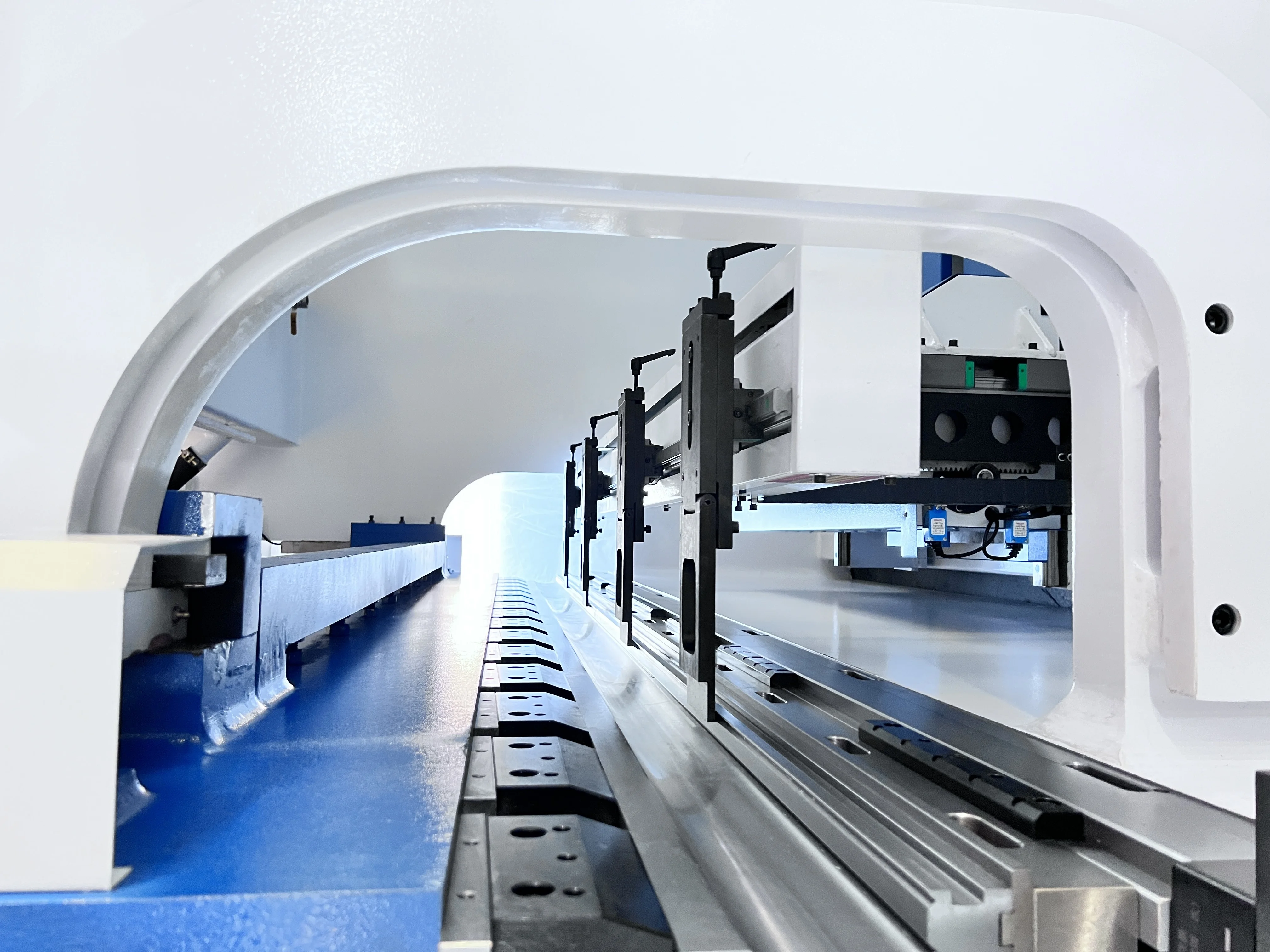 China Manufacturer Large Tandem Series Press Brake CNC Metal Sheet Bending Machine Hydraulic