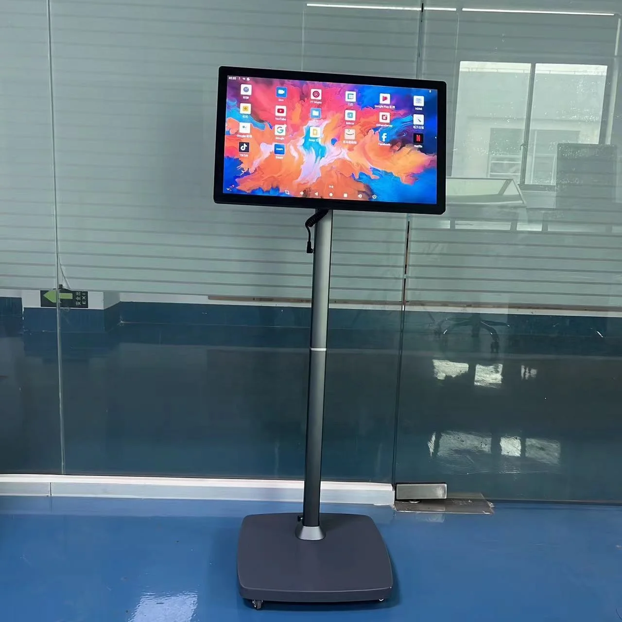 2024 brand new free moving with Battery wheels 21.5 23.8 27 32 inch Android touch screen totem Mobile Smart Screen with Camera