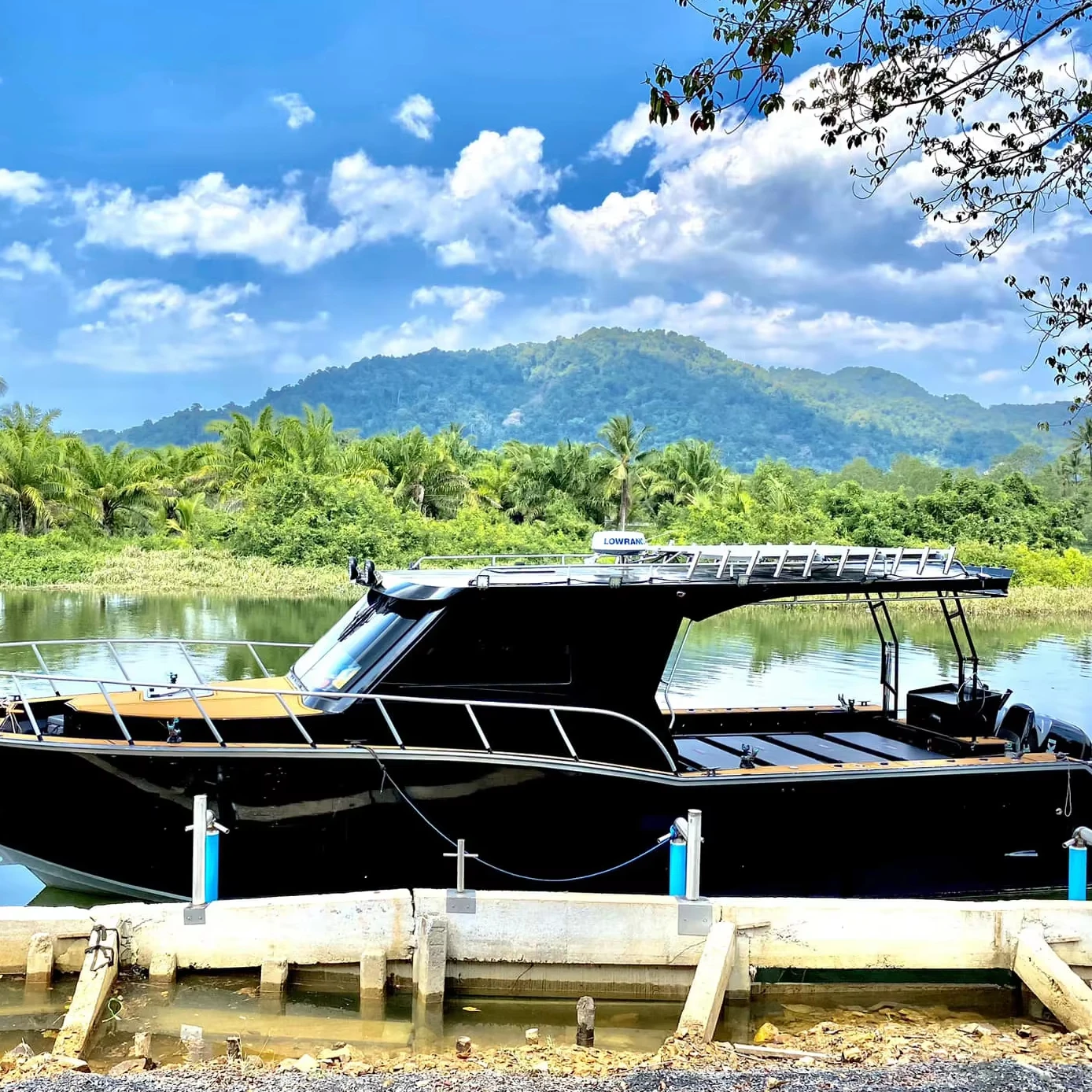 Durable  black  fishing boats gospel vessel with marine aluminum material 11 meters yacht center cabin for sale