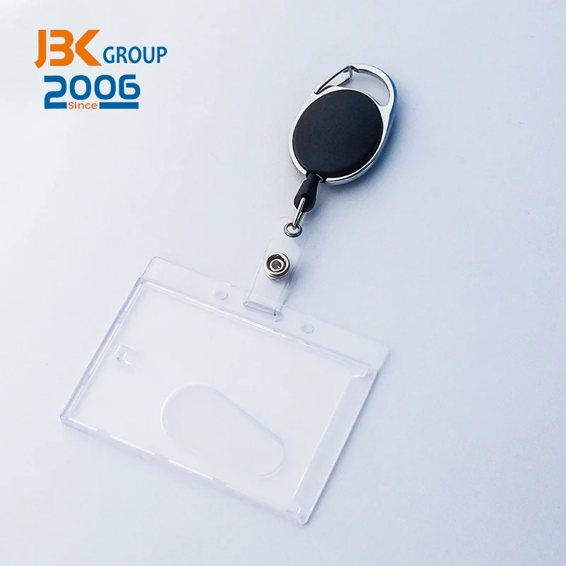 Черный брелок с выдвижной металлической катушкой и квадратным водонепроницаемым держателем для удостоверения личности
