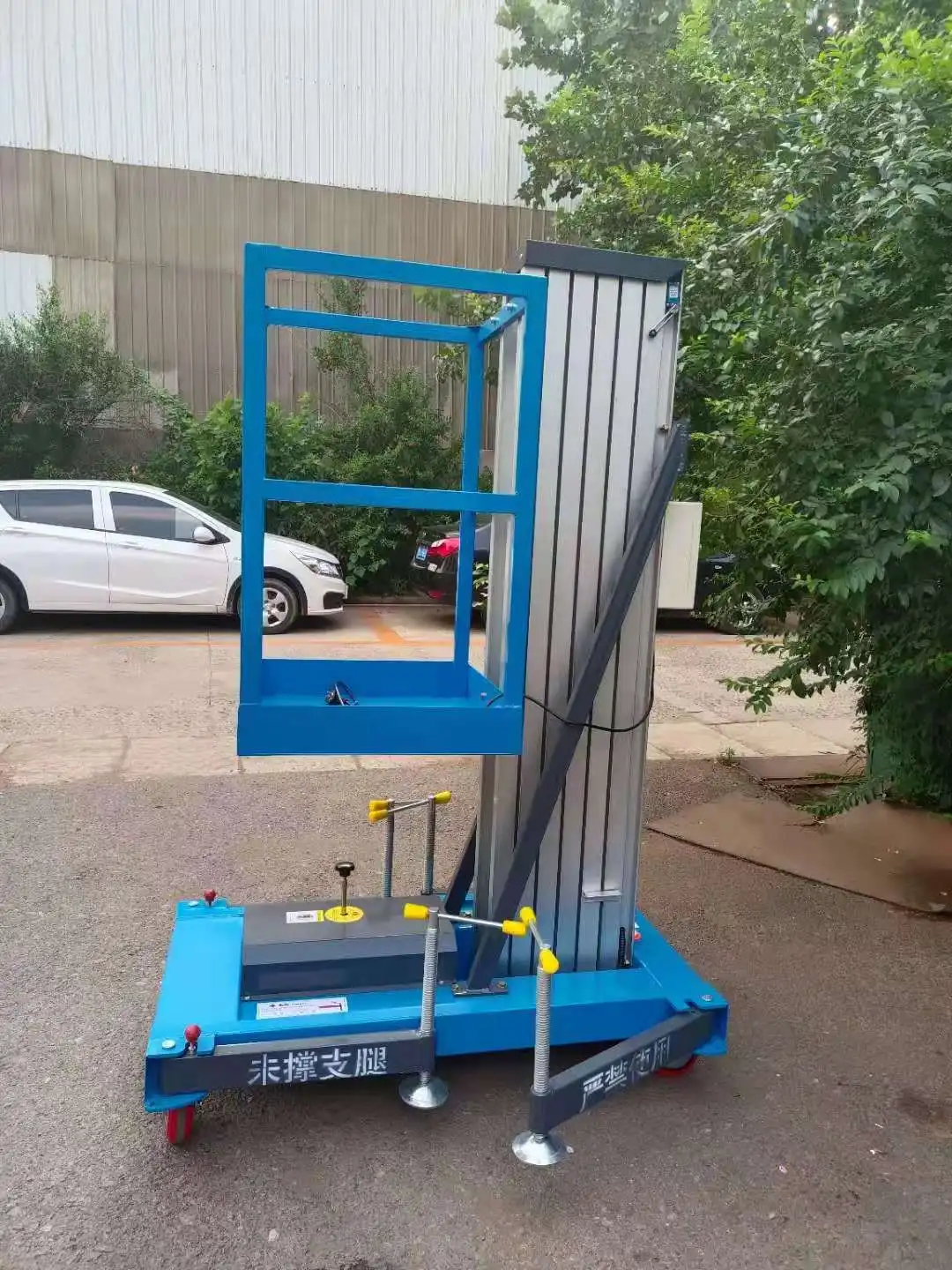 China Manufacturer Hydraulic Vertical Lift Mobile Man Lift Vertical Man Lift