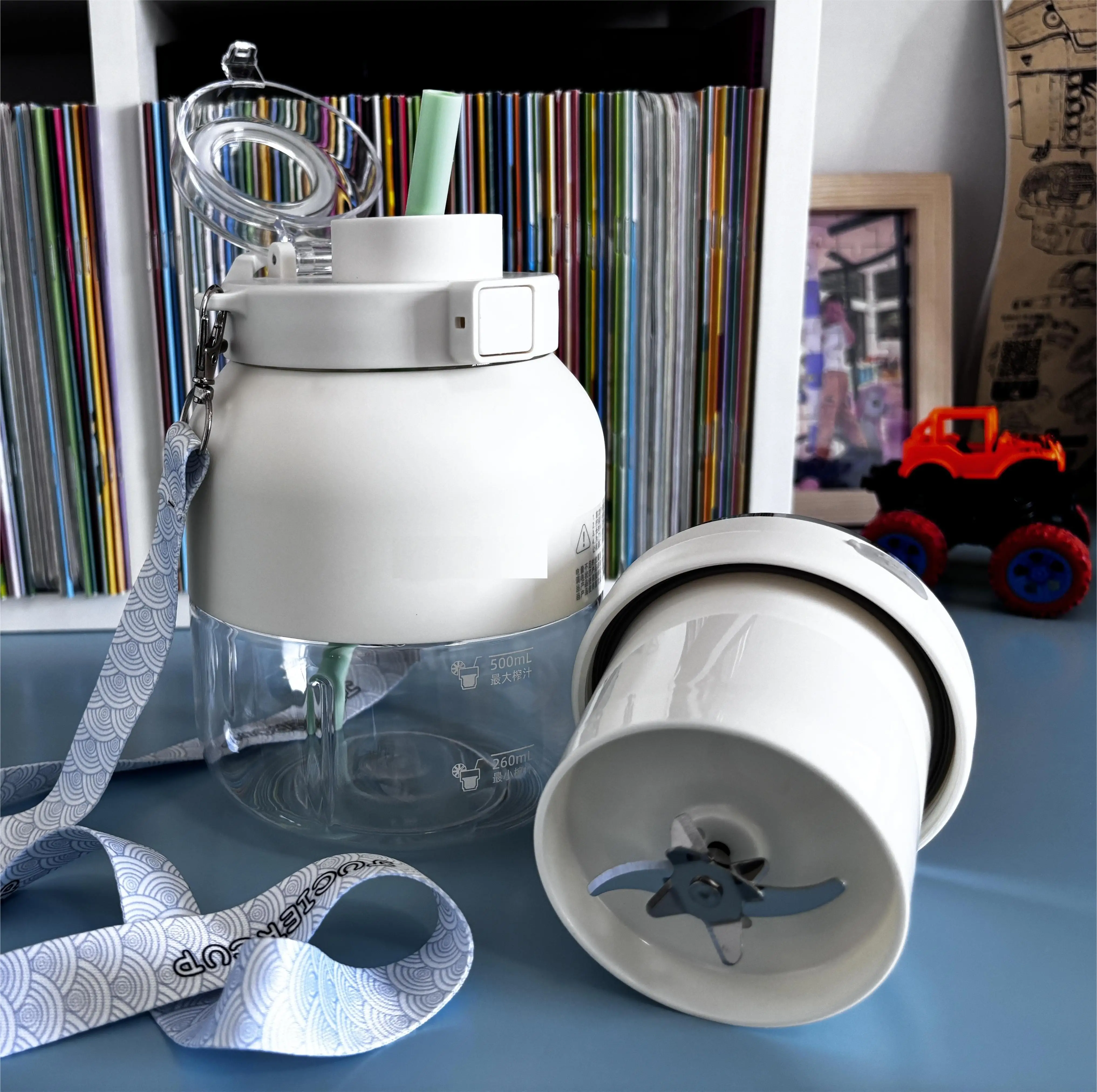 Portable 800ml Electric Juice Cup Mini Multifunctional USB Juicer with Stainless Steel Blade Glass Housing for Car Household Use