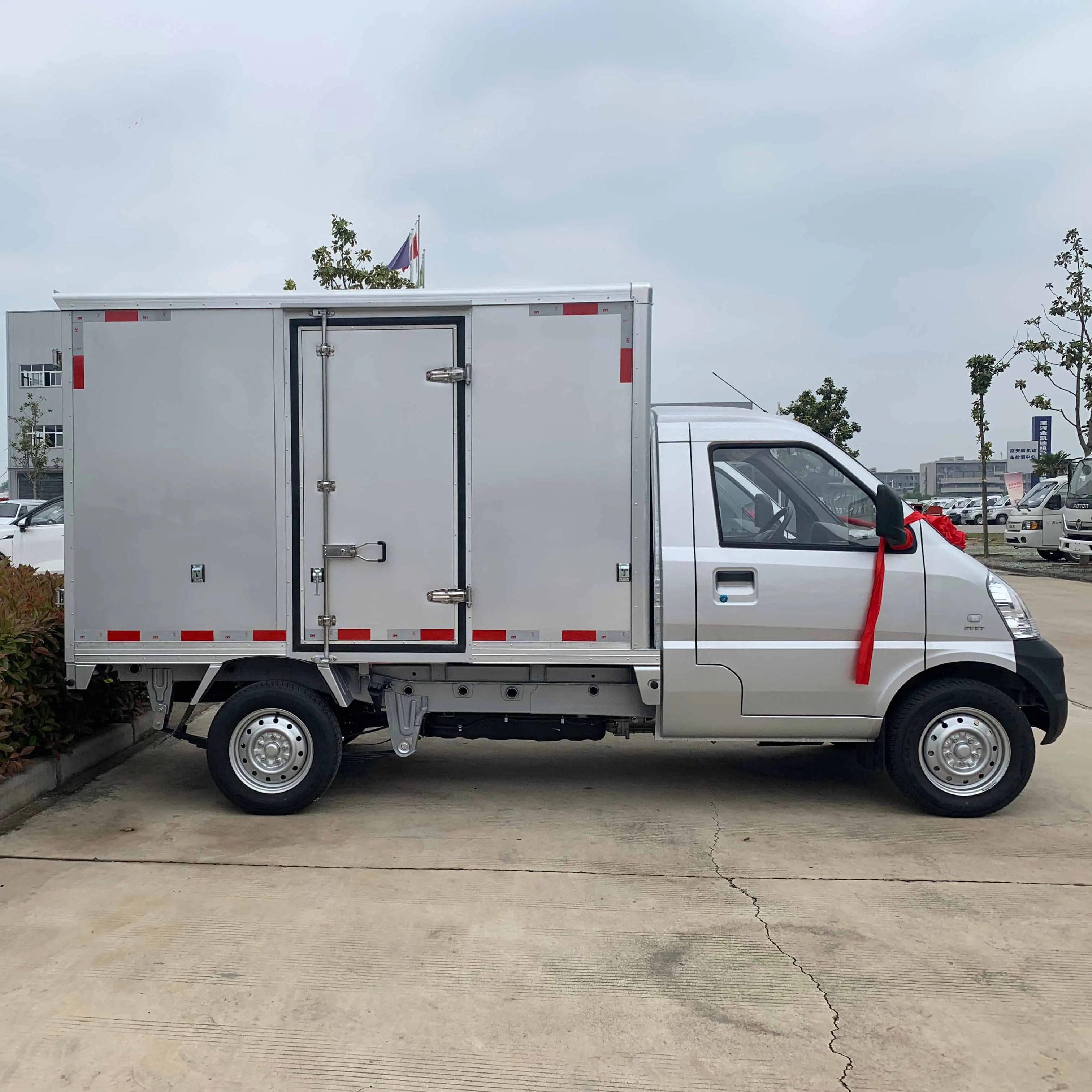 The new 4x4 drive wheel light goods vehicle is transported at a competitive price of 110km/h in China
