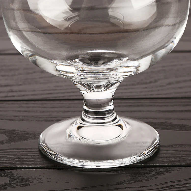 A hot seller of transparent stilts, a classic red wine glass and brandy glass