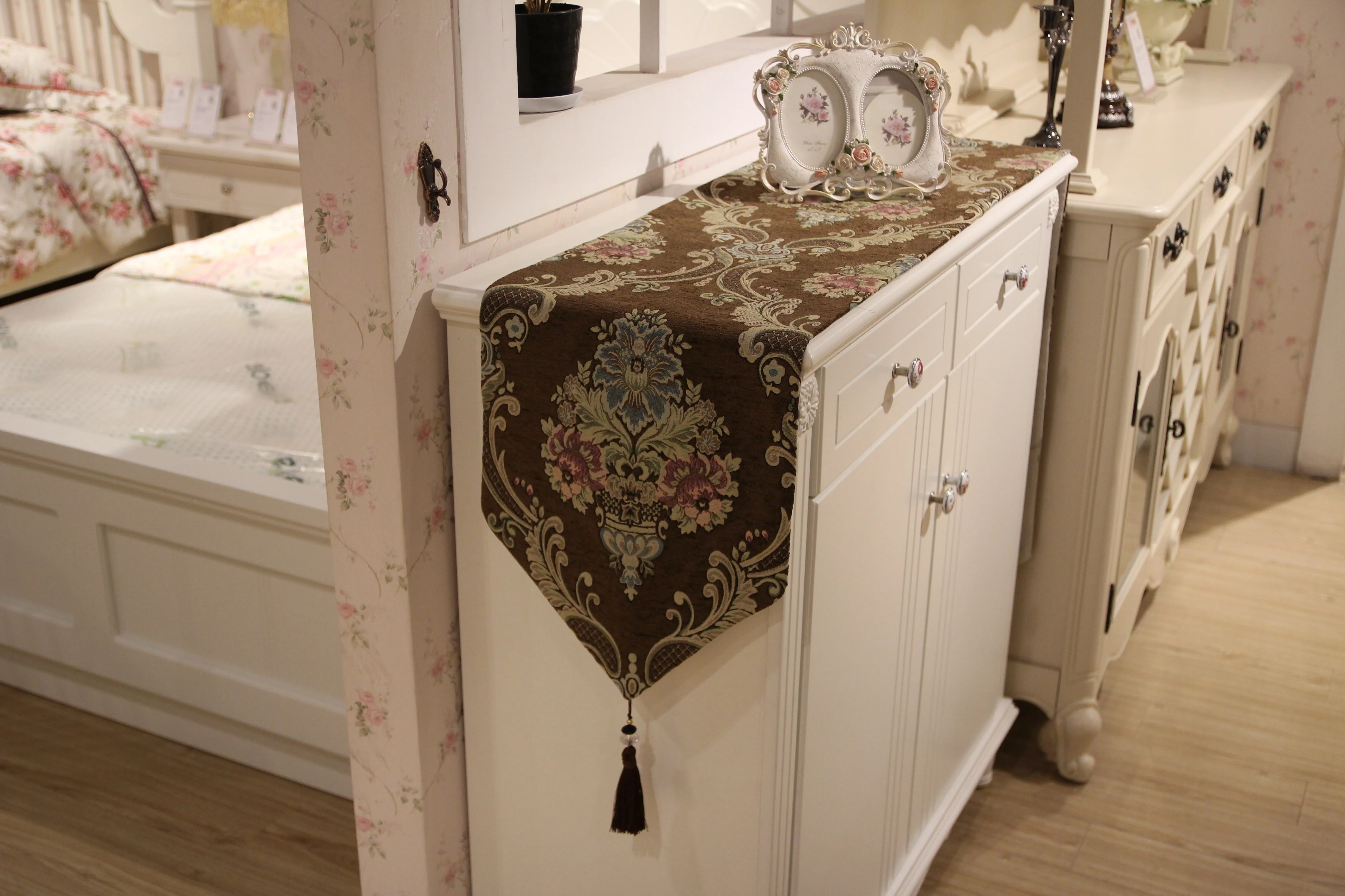 Wholesale European-style luxury yarn-dyed cloth Christmas decorative table runner for home hotel