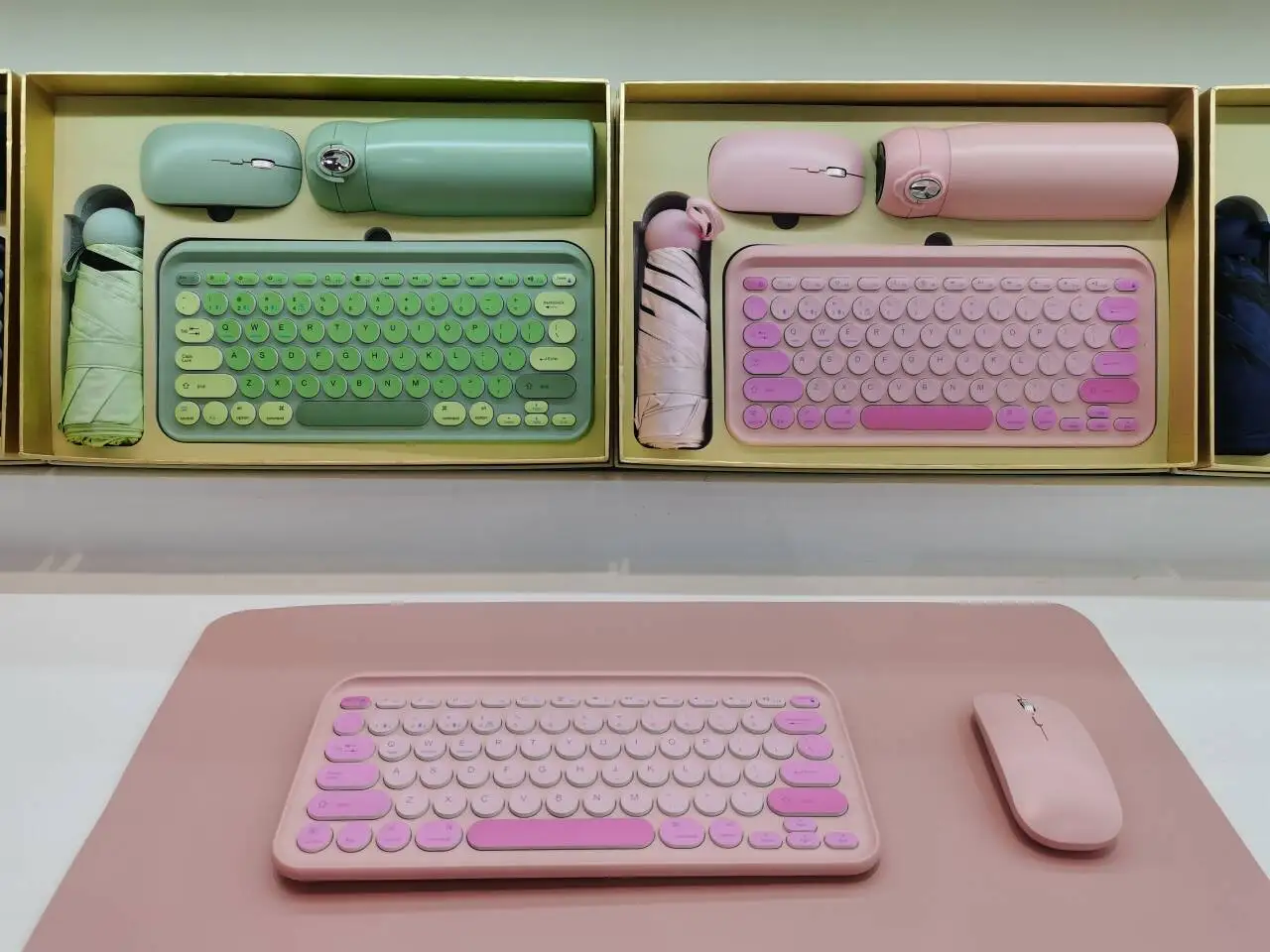 Pink Annual Luxury Promotion Business Gift Set Unique Keyboard  Mouse Corporate Gift Set for Women VIP Customers