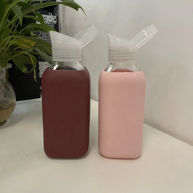 Custom Borosilicate Glass Water Bottle with Silicone Sleeve Leak Proof Reusable BPA Free Water Bottles with Plastic Lid