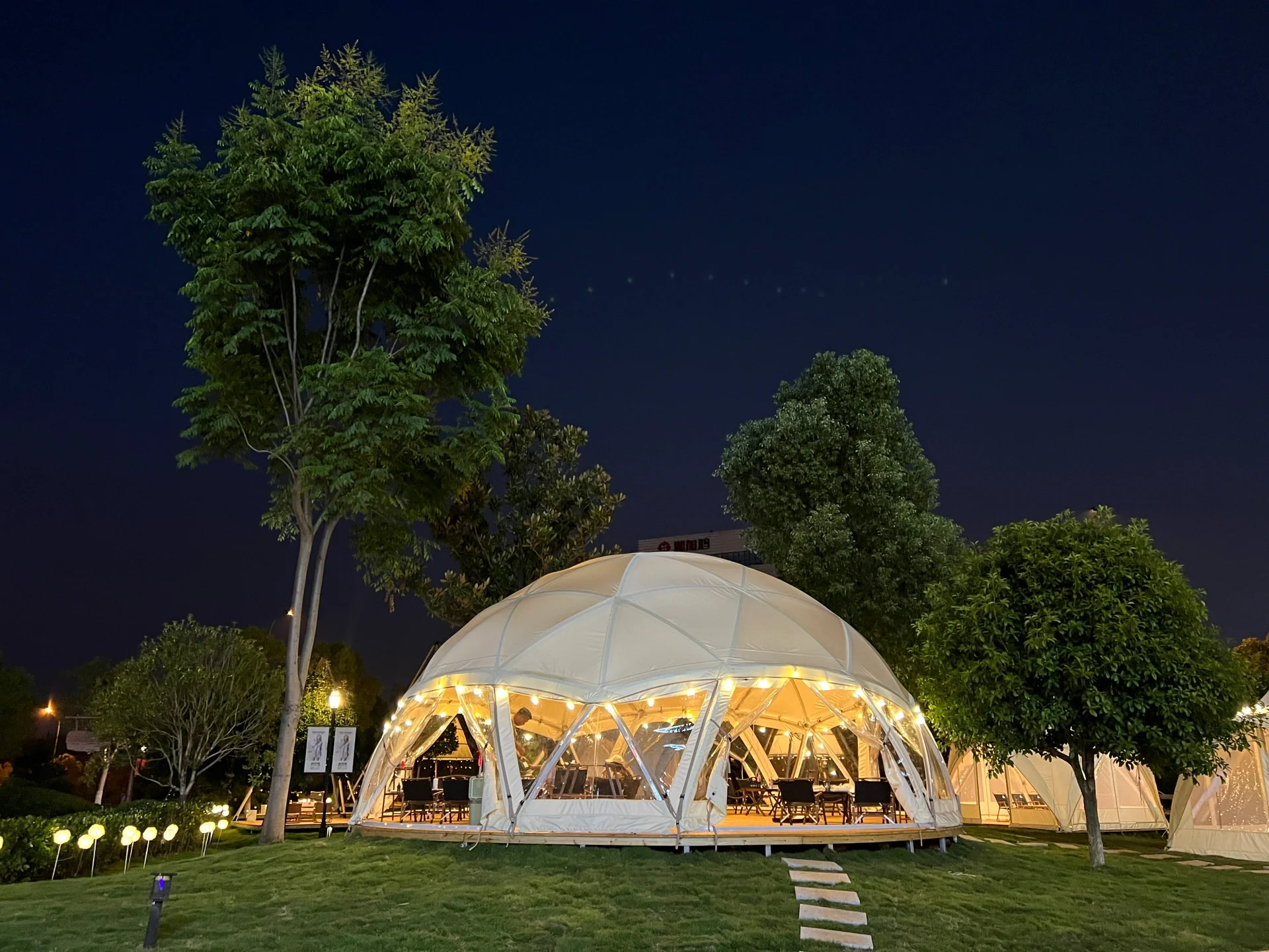 2023 Outdoor Tents Events Large Big Party Waterproof Luxury Camping Festival BBQ Wooden Geodesic Dome Sun Shelter Tent