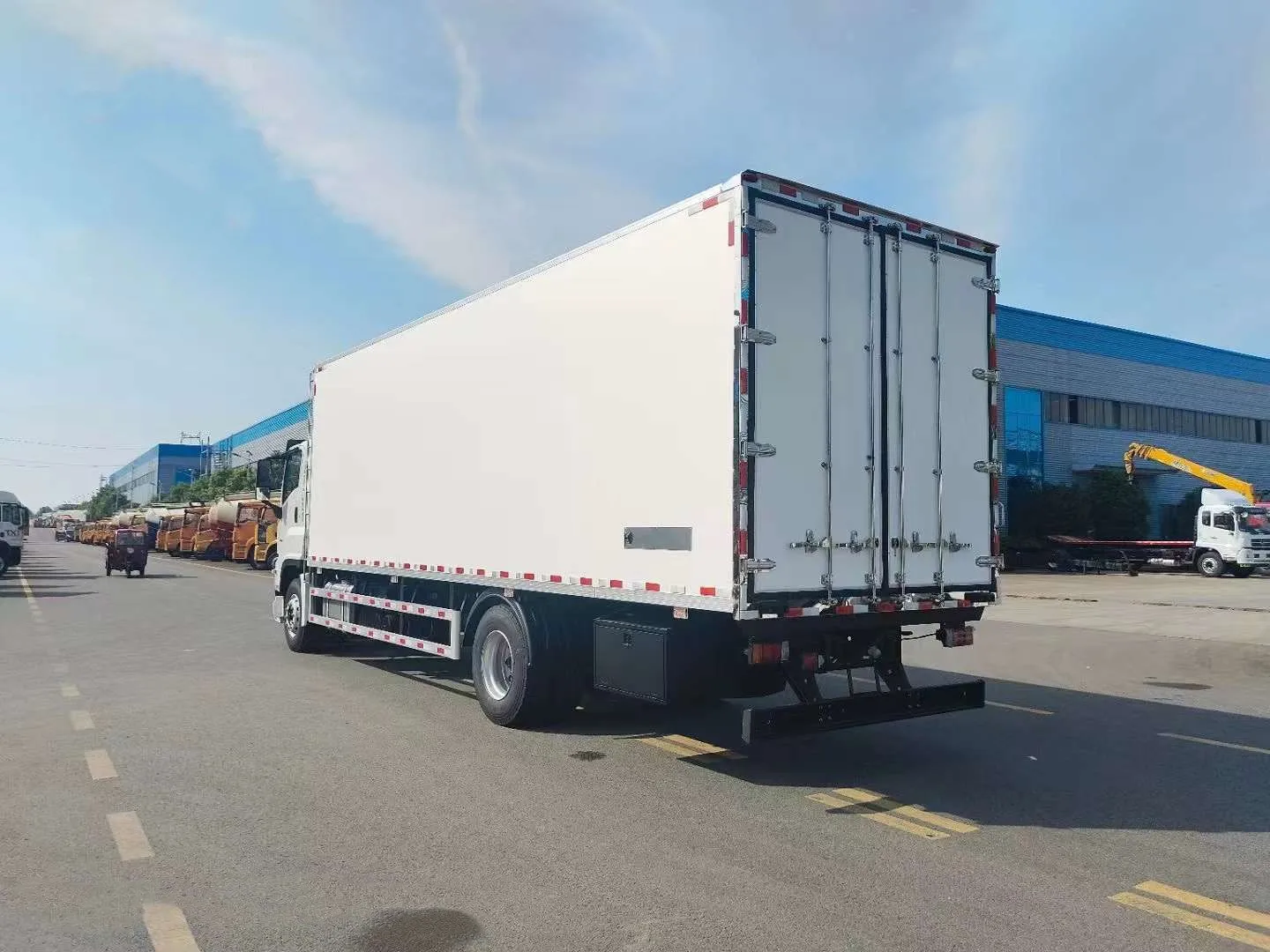 205hp Japan ISUZU Eu 6 Engine Fiberglass Color Plate Refrigerated Cargo Van Truck with Thermo King Refrigerating Unit