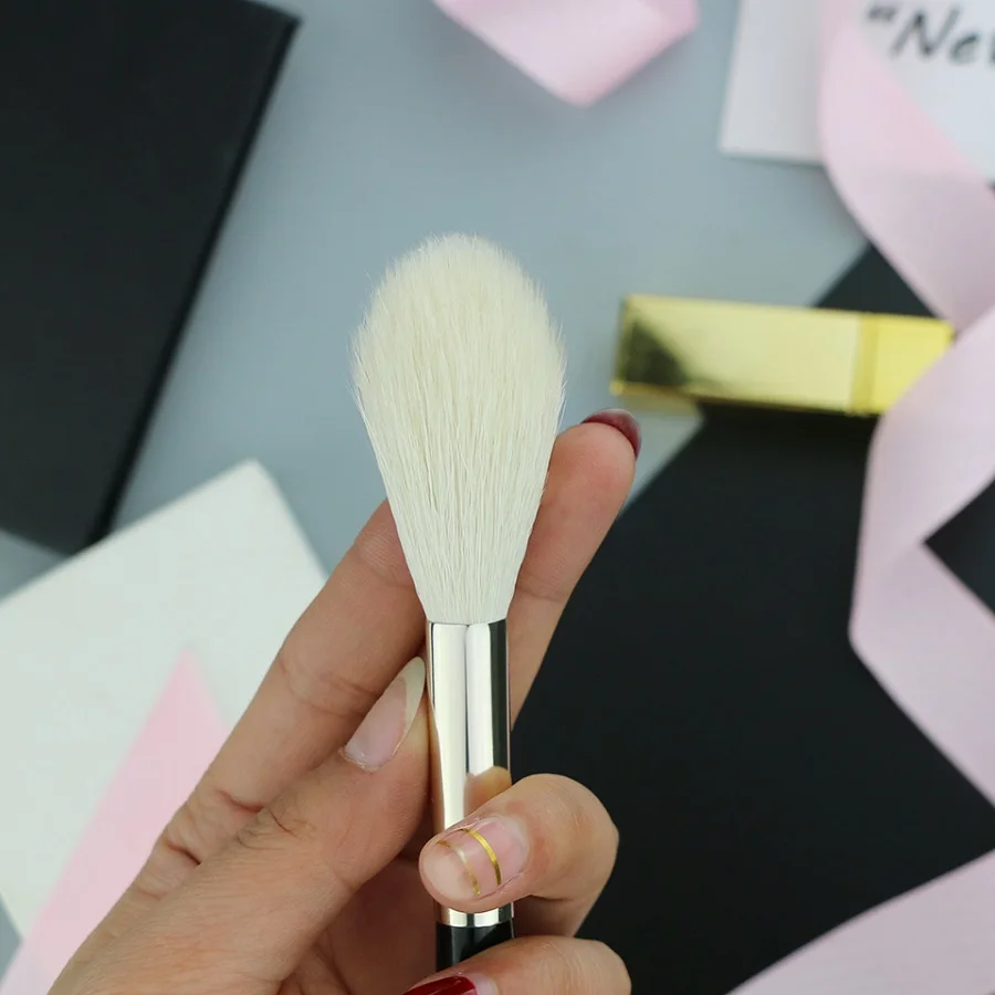BEILI высококачественная кисть для хайлайтера из козьей шерсти, белая натуральная Кисть для макияжа с логотипом, производство кистей для макияжа, бесплатные образцы, 1 шт.