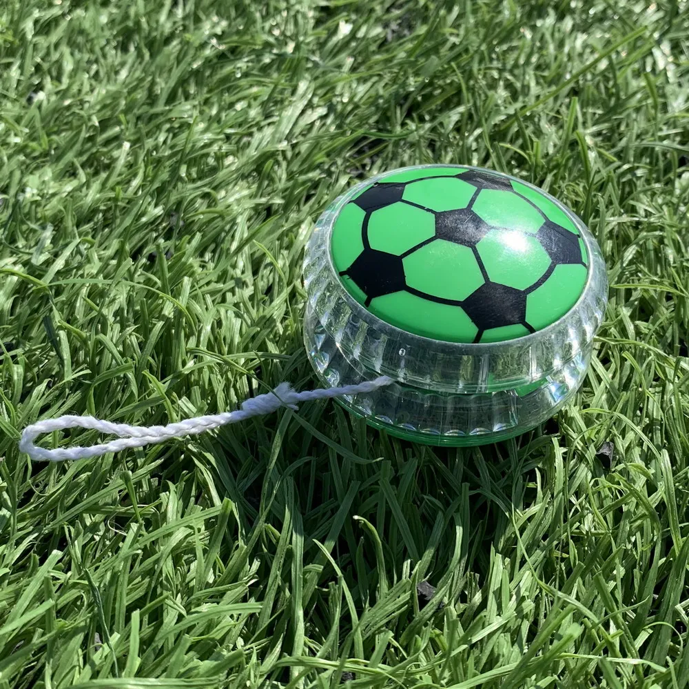 Wholesale Boy Favor Light Up Glow Dark Led Flashing Football Yo Yo Toy Plastic Soccer yoyo Ball For Kids