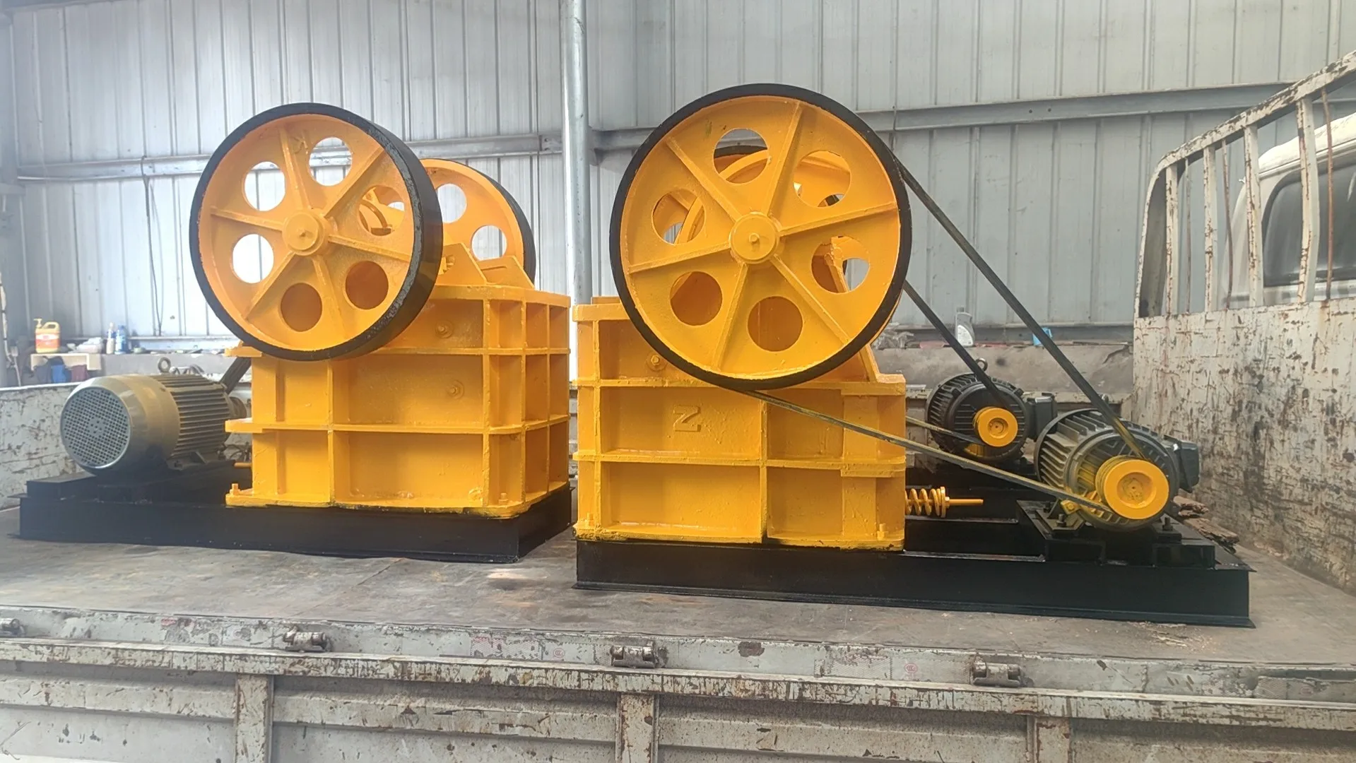 Машина для производства золотой руды дизельная Щековая гусеничная портативная каменная дробилка