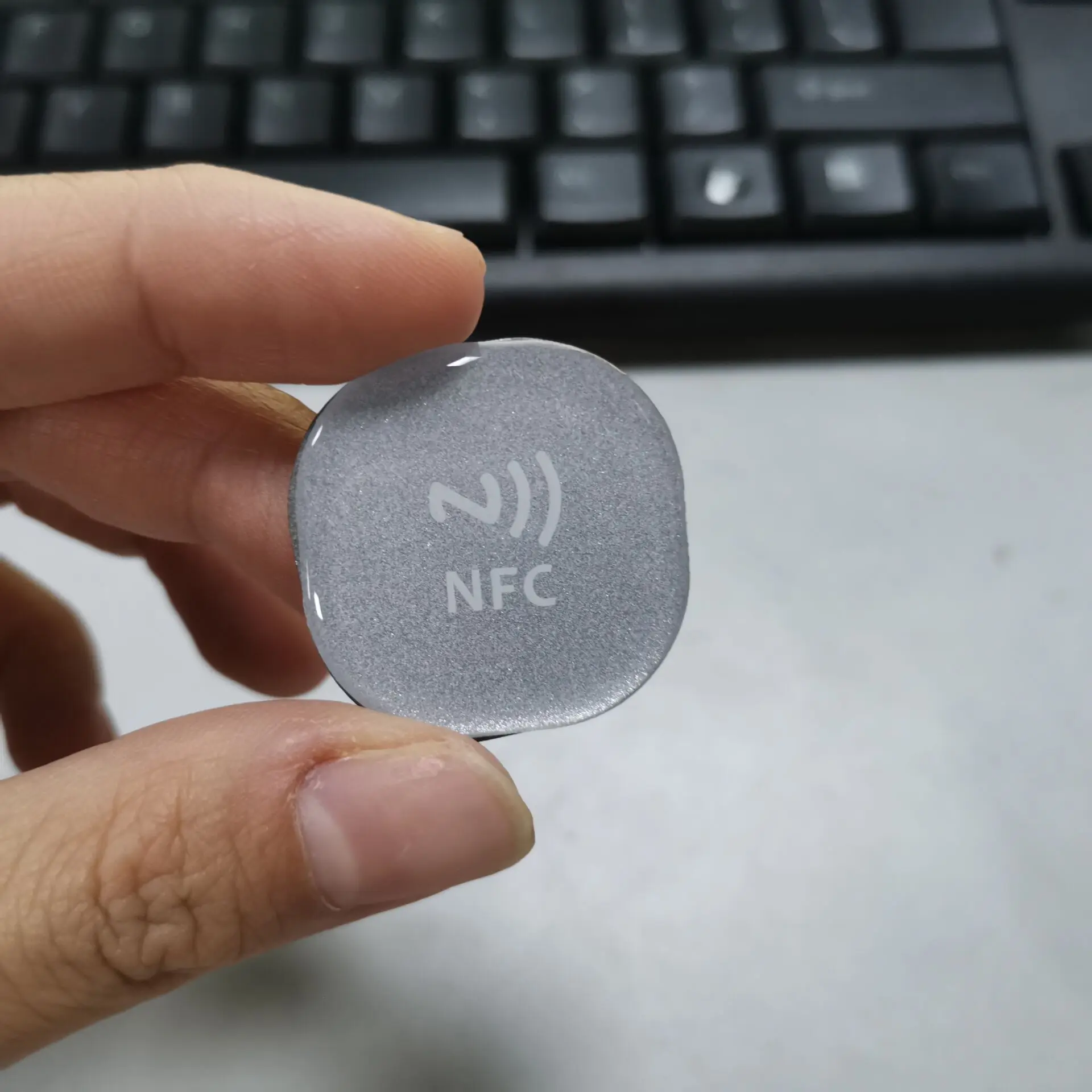Заводская цена бесплатный образец яркие наклейки 13 56 МГц NTAG213 NFC водонепроницаемая эпоксидная этикетка клейкая NFC-метка для