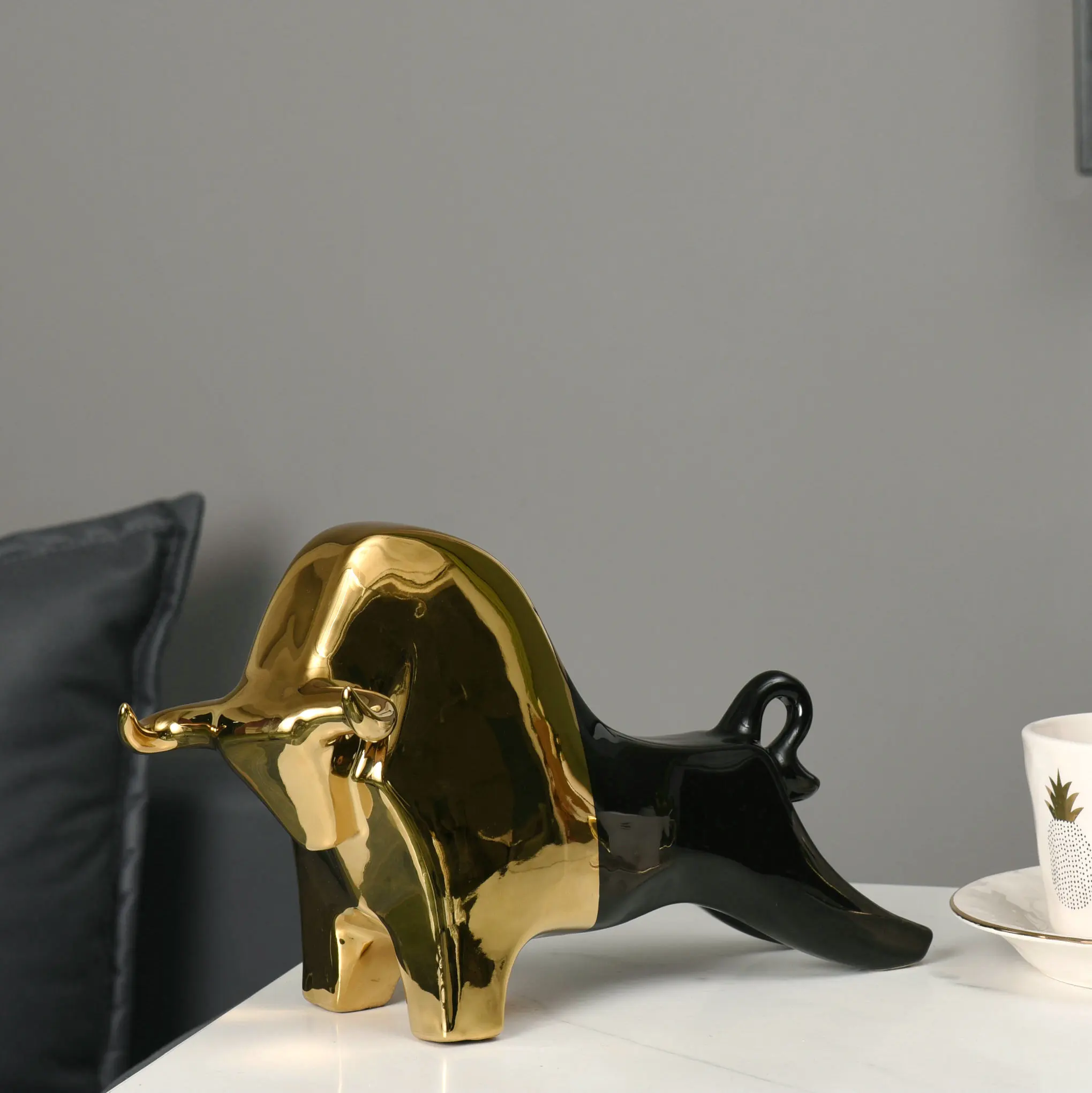 Wholesale handmade ceramic crafts, animal art, ceramic bull statue decoration, ceramic home decor