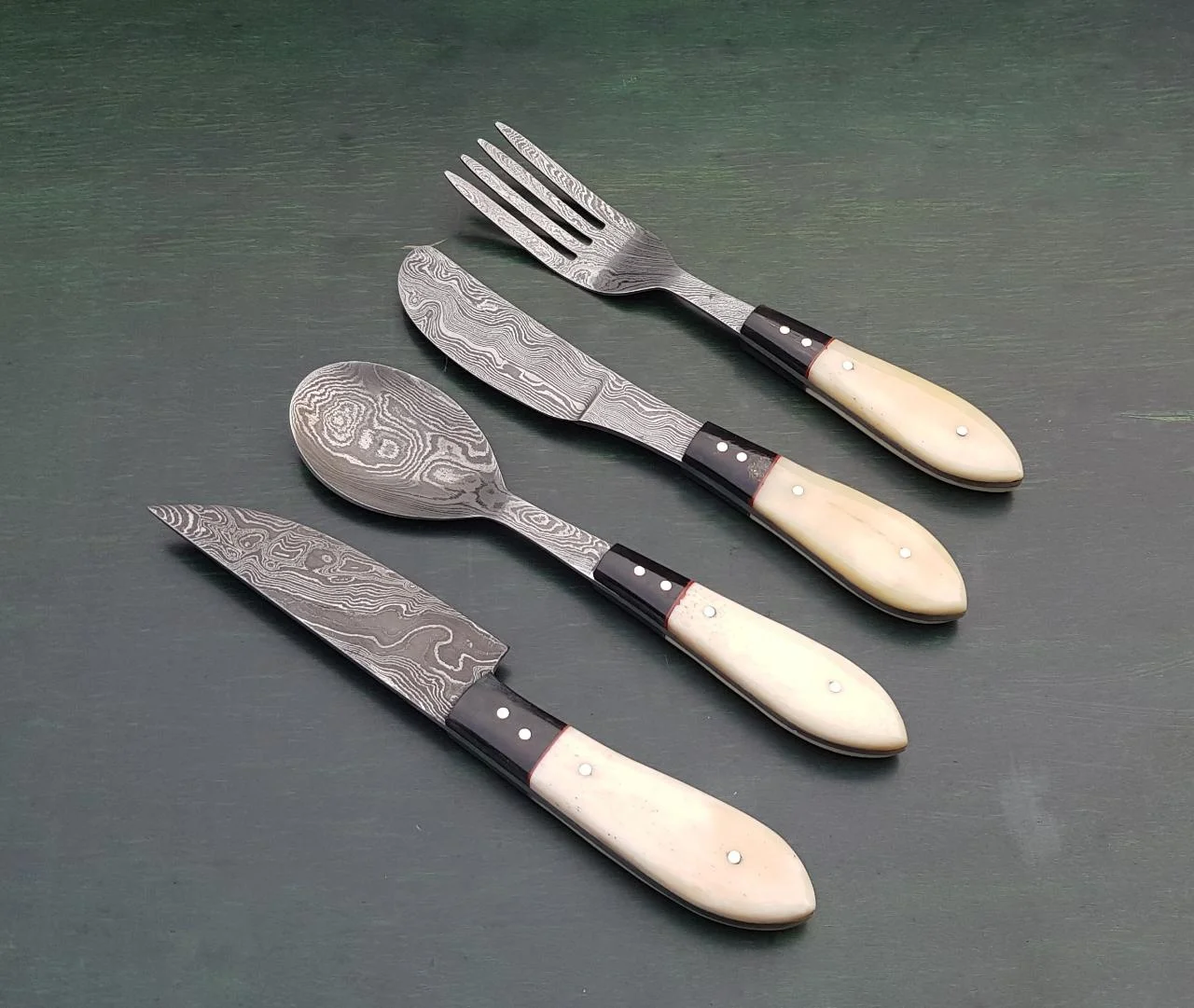 Набор дамасских столовых приборов ручной работы на заказ, включая вилку, нож, нож для масла и ложку с ручками из верблюжьей кости и черного буйвола