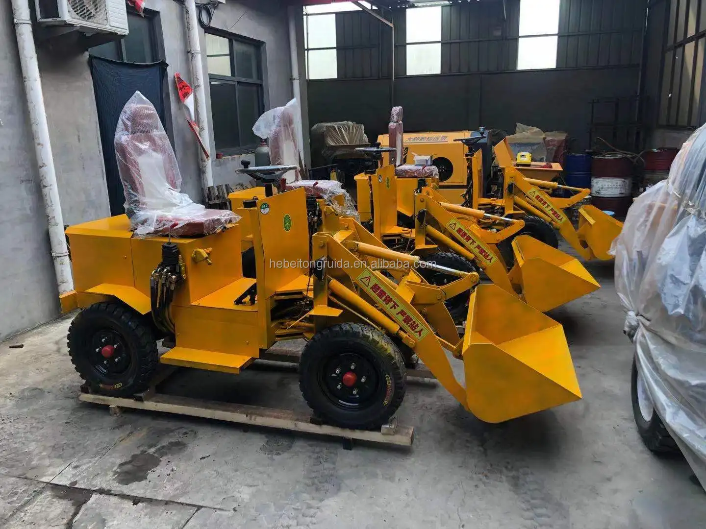 Electric silent bulk hauling forklift loader shoveling operation earthwork construction machinery