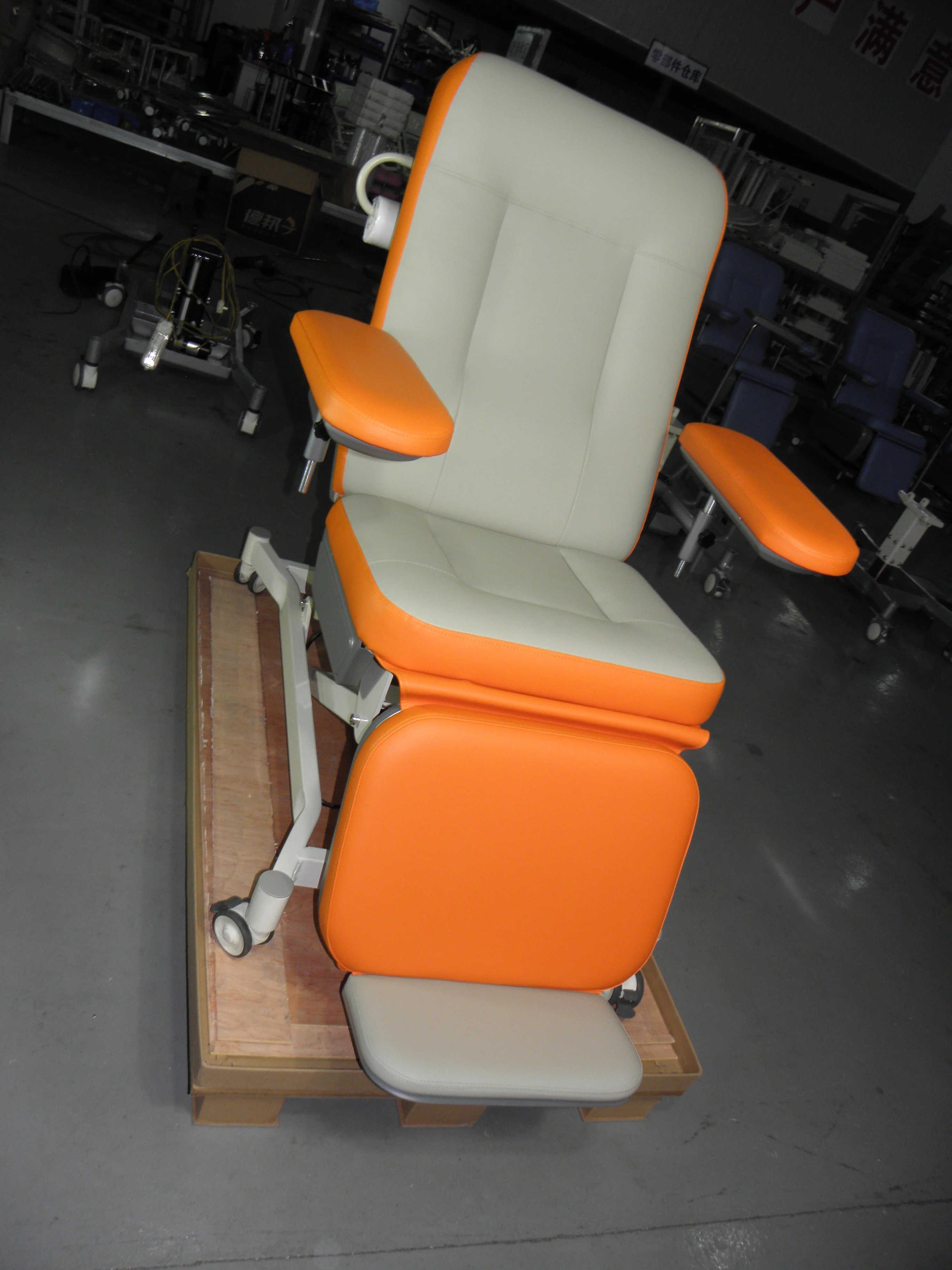 Electric 4 motor reclining dialysis chair hospital adjustable blood collection trendelenburg chair support CPR