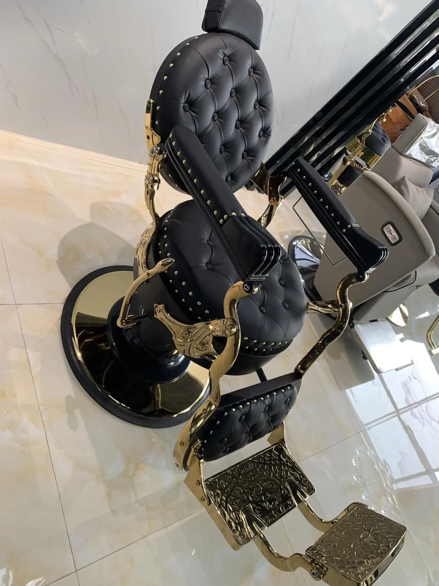 wholesale modern luxury rivet accessories golden metal high class hydraulic salon furniture barber chair