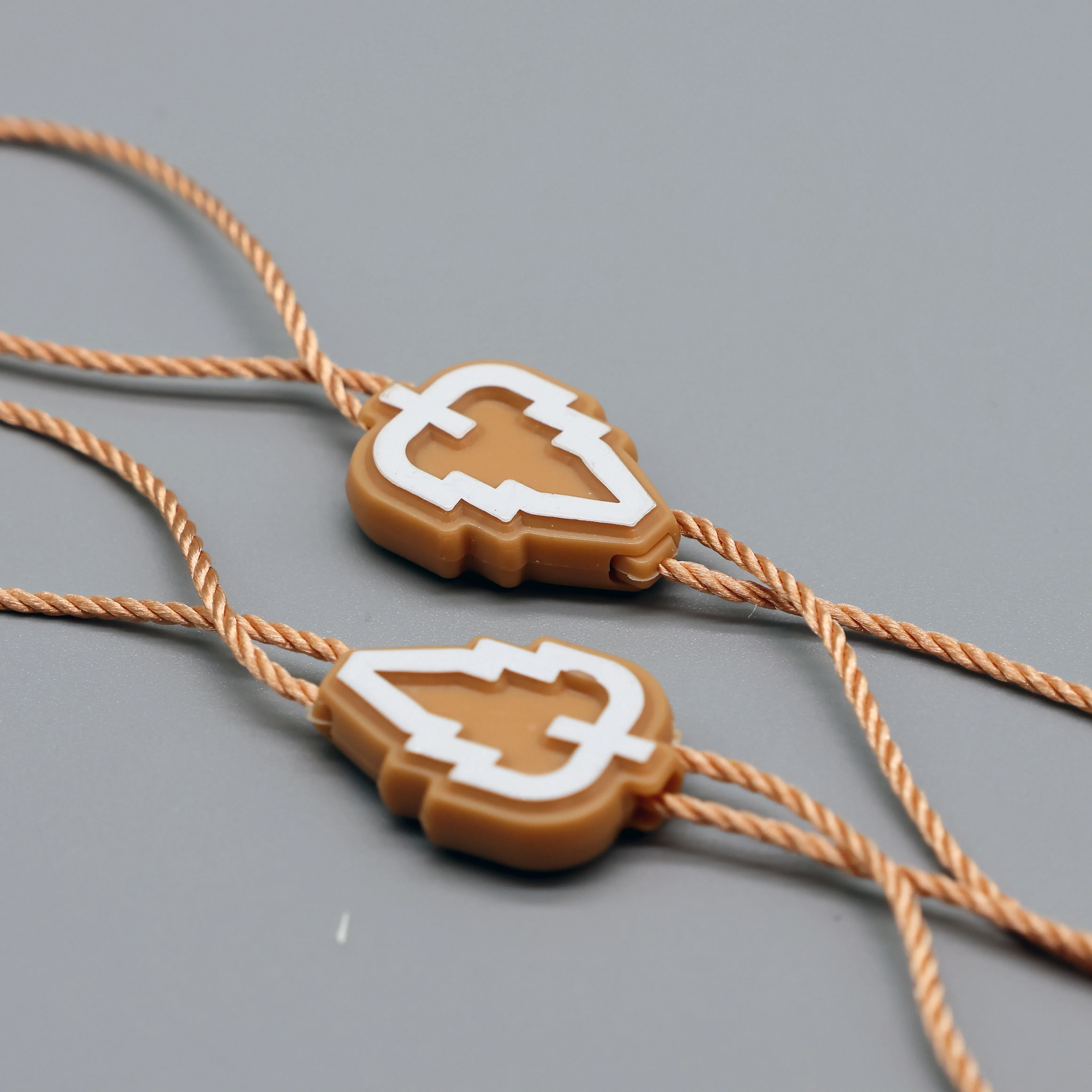 Custom logo kraft paper tags christmas tshirt clothes luxury tags clothes necklace rubber wine punch hang tag string