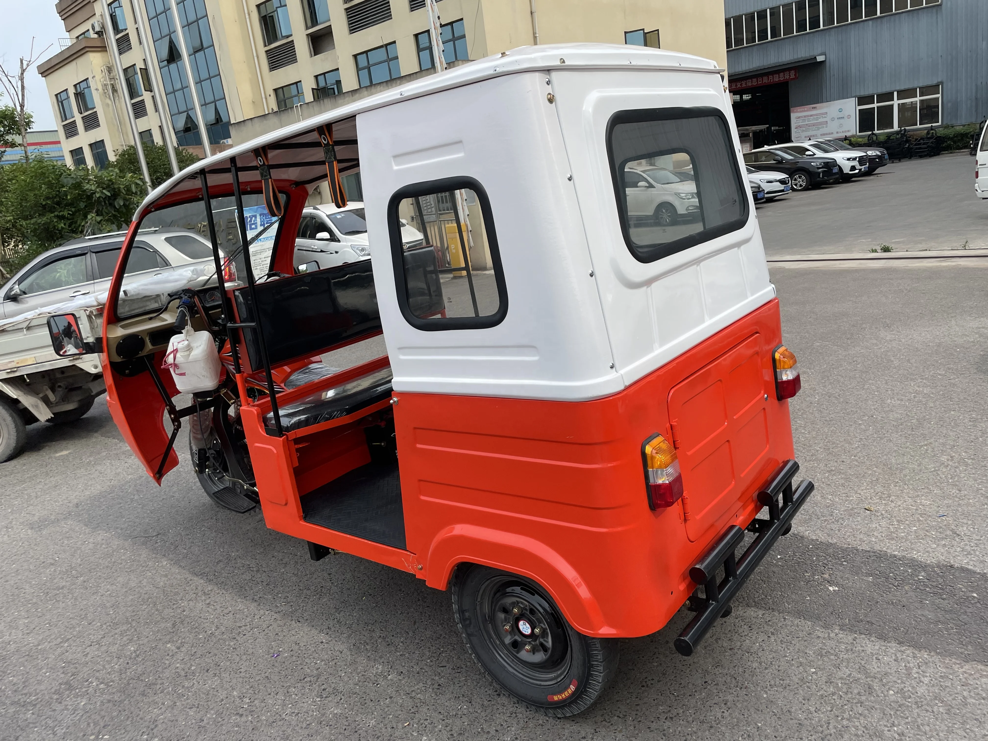 150CC 200CC 250CC Passenger Motorcycle Tricycle Three Wheeler Tricycle with Sunshade Cabin Cover